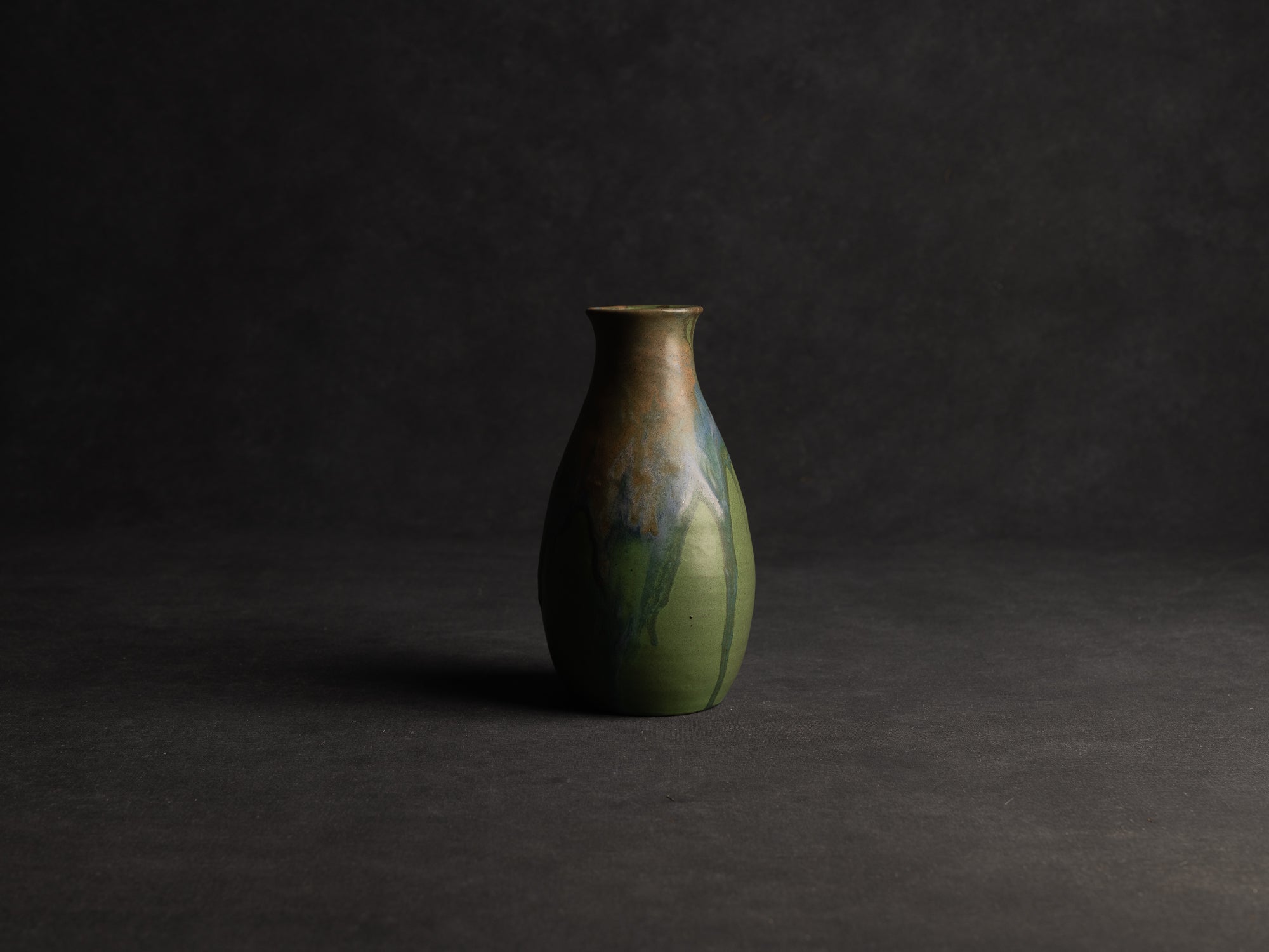 Vase bouteille en grès de Léon Pointu, Atelier Pointu, France (vers 1910-25)..School of Carriès stoneware bottle vase by Léon Pointu, Atelier Pointu, France (circa 1910-25)