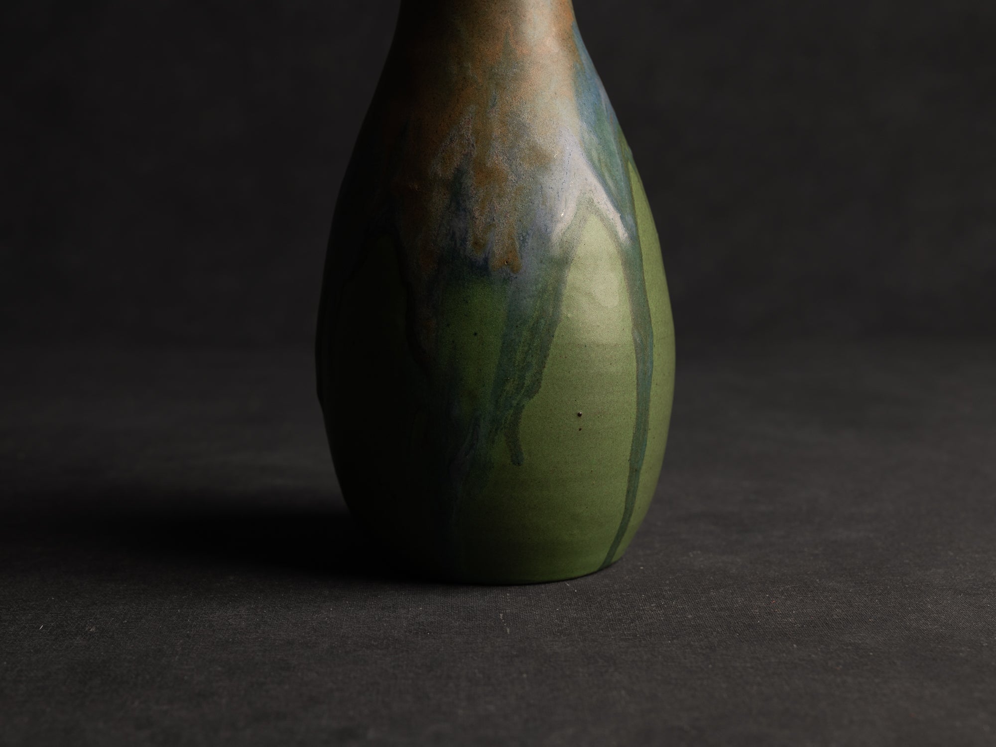 Vase bouteille en grès de Léon Pointu, Atelier Pointu, France (vers 1910-25)..School of Carriès stoneware bottle vase by Léon Pointu, Atelier Pointu, France (circa 1910-25)