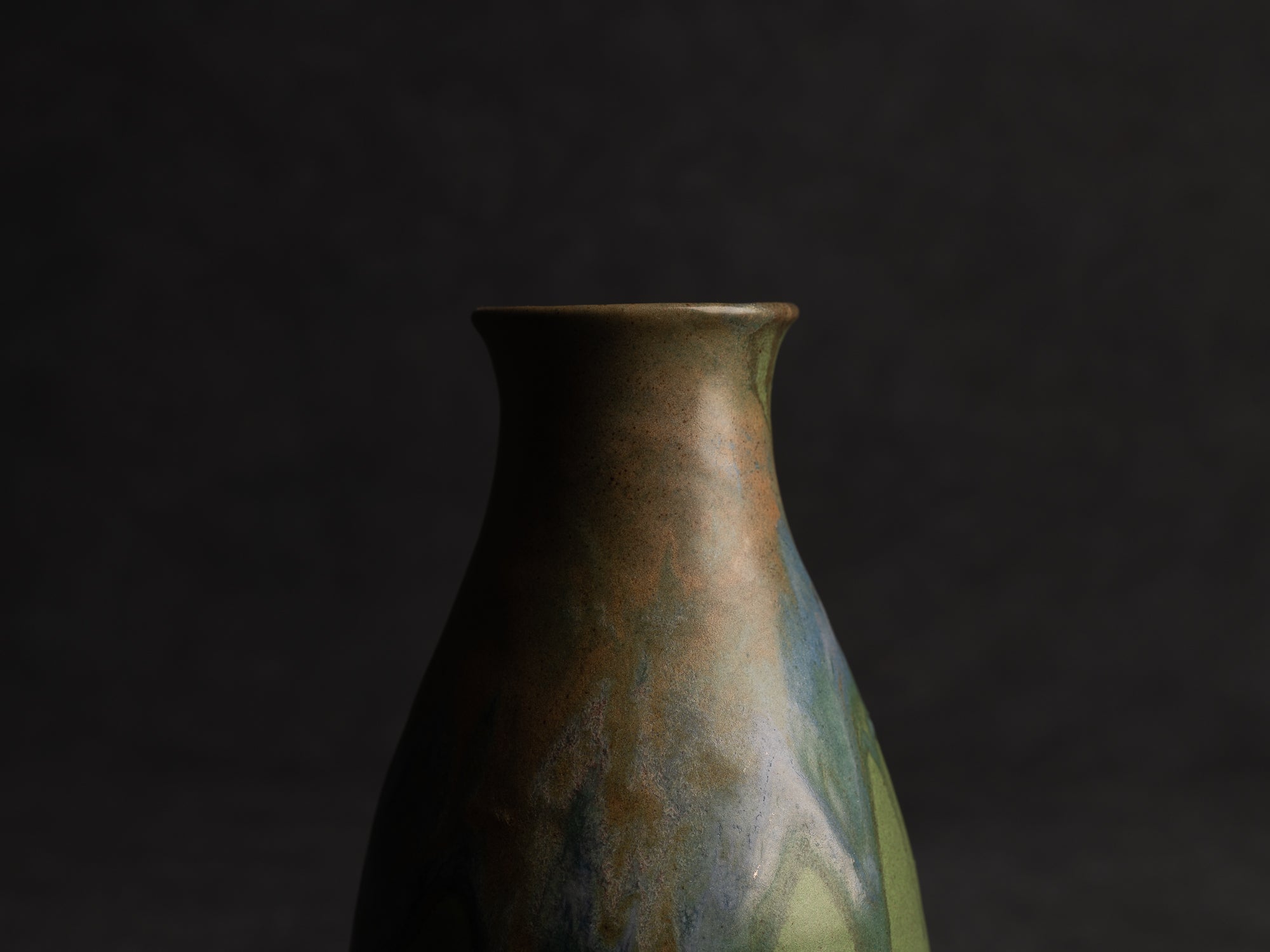 Vase bouteille en grès de Léon Pointu, Atelier Pointu, France (vers 1910-25)..School of Carriès stoneware bottle vase by Léon Pointu, Atelier Pointu, France (circa 1910-25)