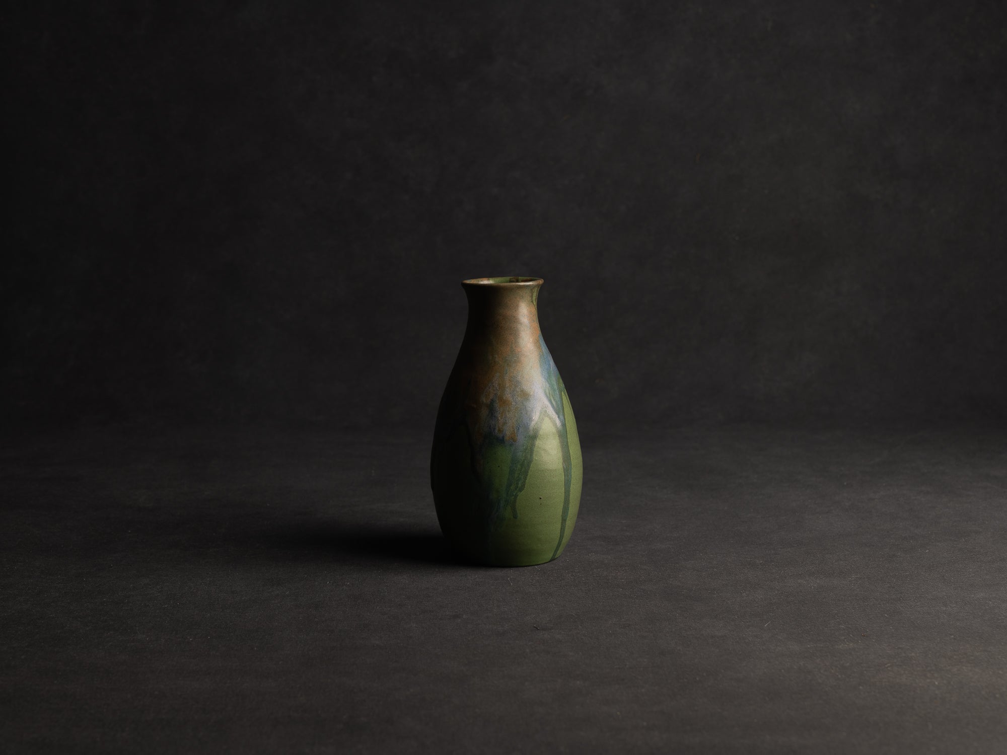 Vase bouteille en grès de Léon Pointu, Atelier Pointu, France (vers 1910-25)..School of Carriès stoneware bottle vase by Léon Pointu, Atelier Pointu, France (circa 1910-25)
