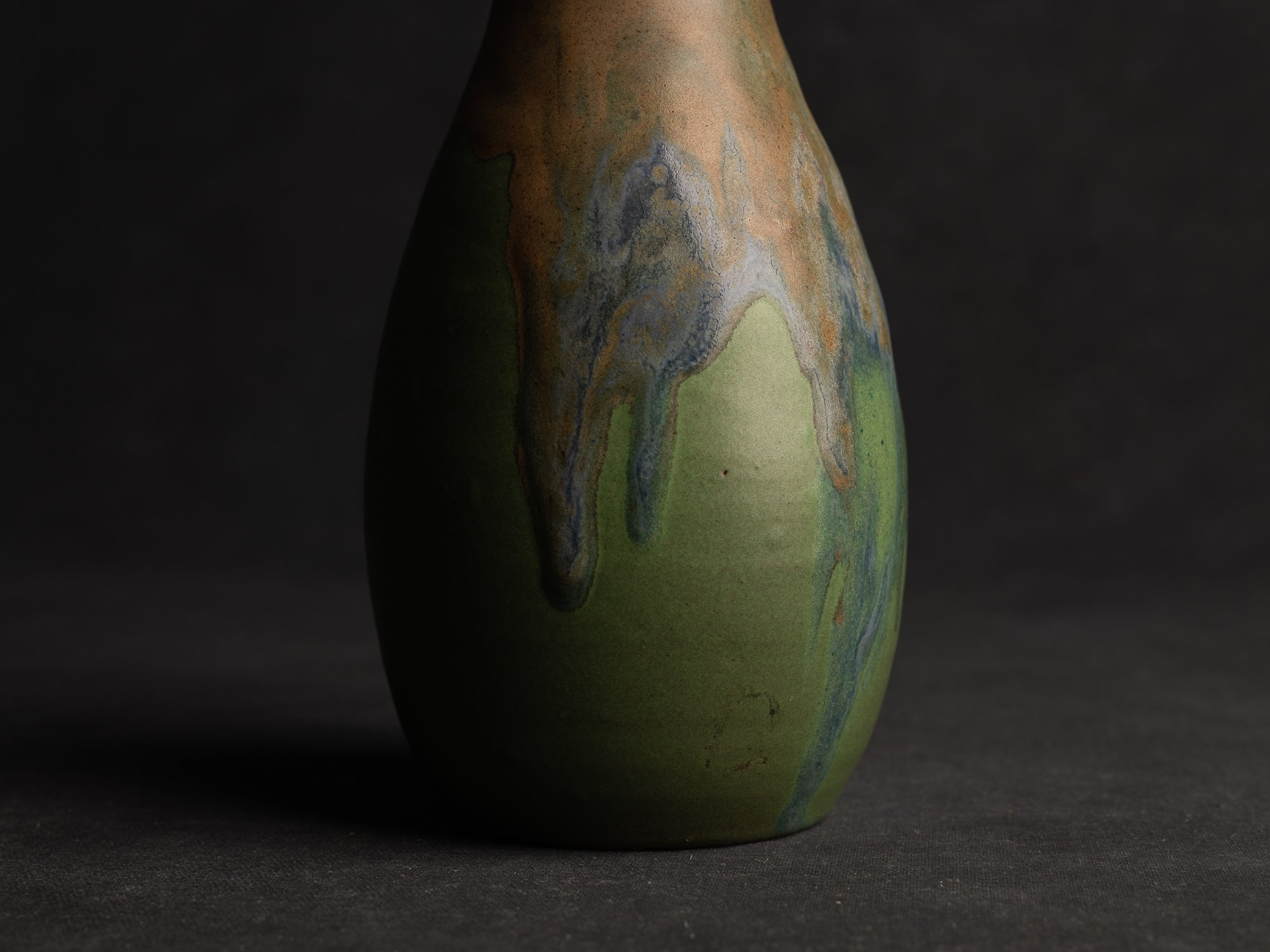 Vase bouteille en grès de Léon Pointu, Atelier Pointu, France (vers 1910-25)..School of Carriès stoneware bottle vase by Léon Pointu, Atelier Pointu, France (circa 1910-25)