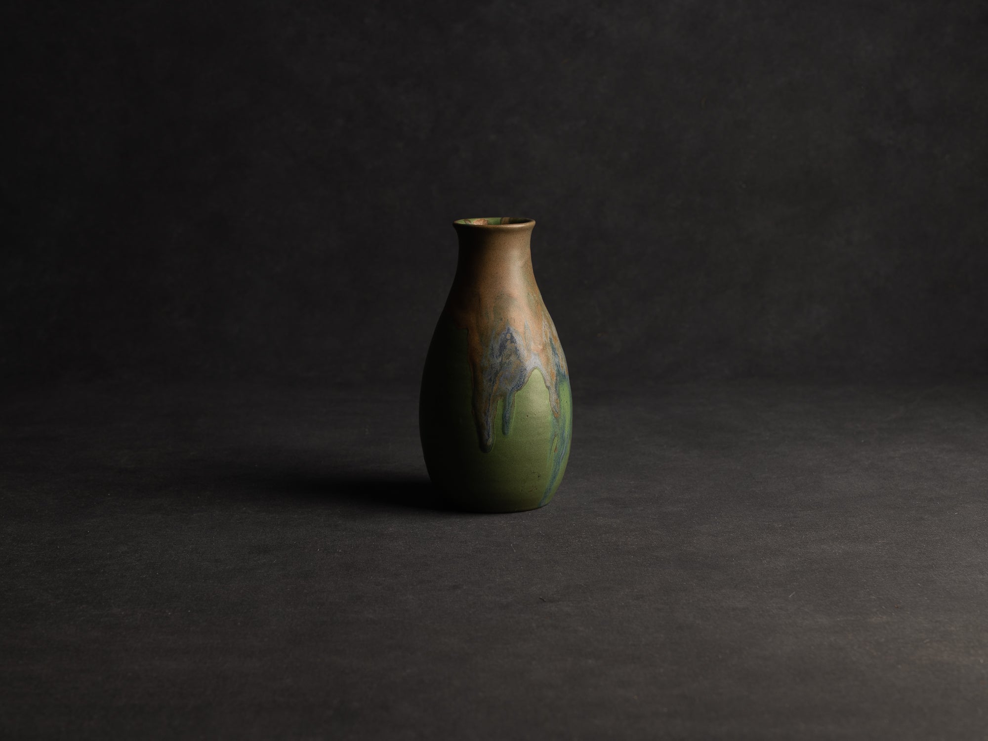 Vase bouteille en grès de Léon Pointu, Atelier Pointu, France (vers 1910-25)..School of Carriès stoneware bottle vase by Léon Pointu, Atelier Pointu, France (circa 1910-25)