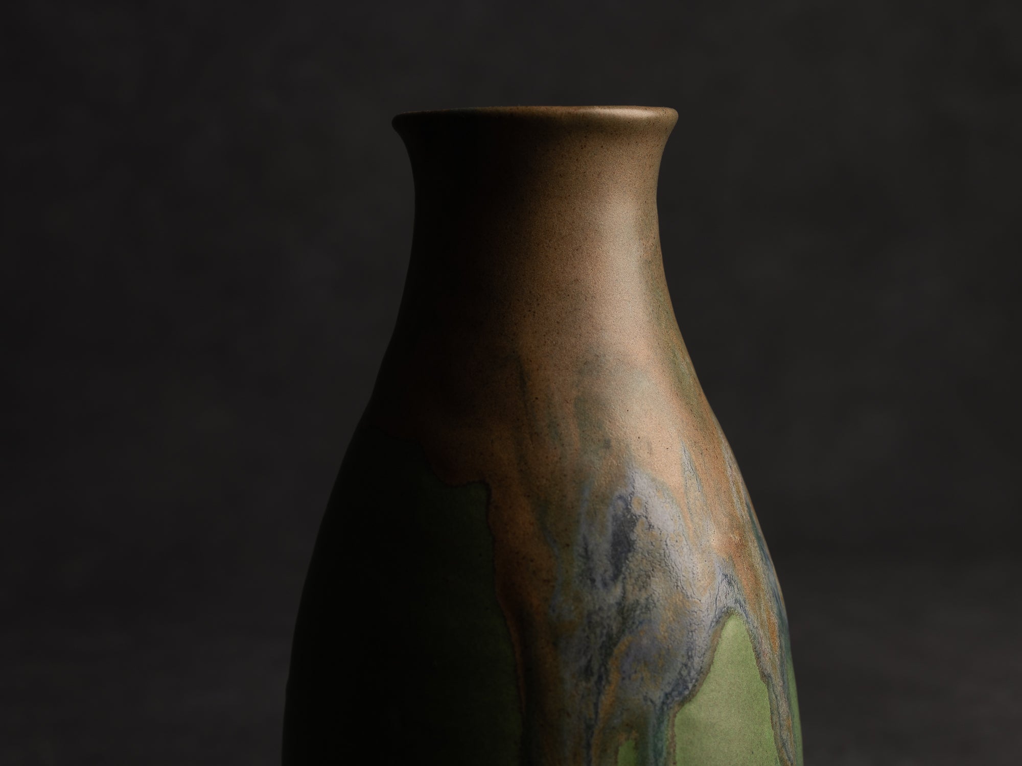 Vase bouteille en grès de Léon Pointu, Atelier Pointu, France (vers 1910-25)..School of Carriès stoneware bottle vase by Léon Pointu, Atelier Pointu, France (circa 1910-25)