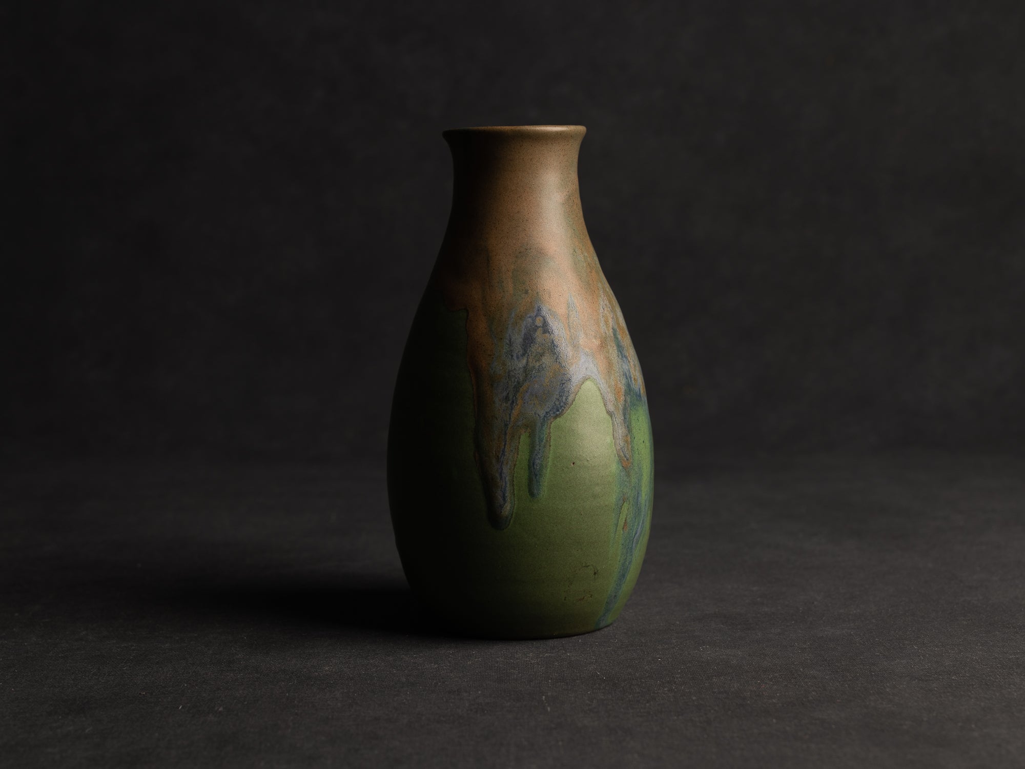 Vase bouteille en grès de Léon Pointu, Atelier Pointu, France (vers 1910-25)..School of Carriès stoneware bottle vase by Léon Pointu, Atelier Pointu, France (circa 1910-25)