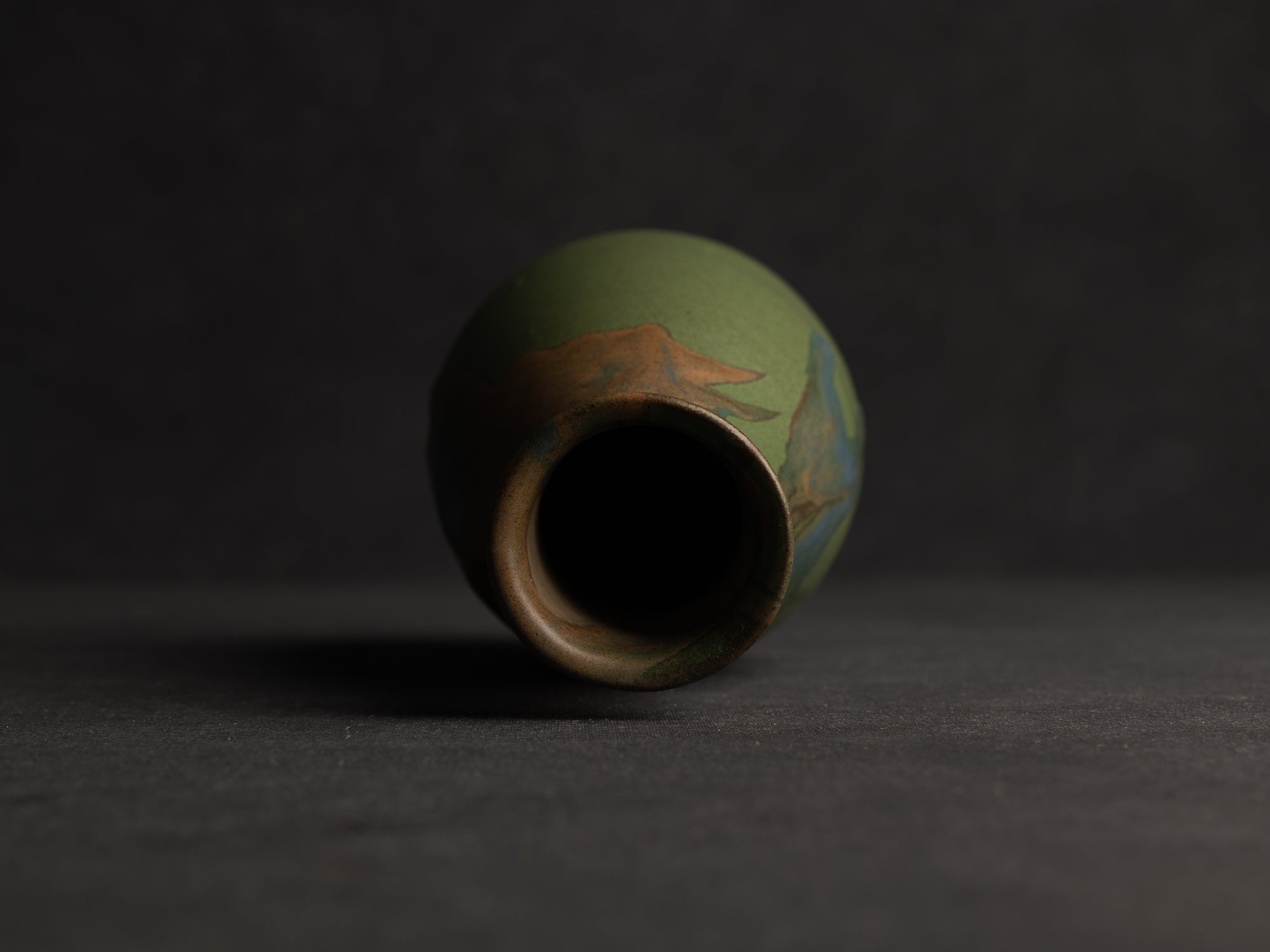 Vase bouteille en grès de Léon Pointu, Atelier Pointu, France (vers 1910-25)..School of Carriès stoneware bottle vase by Léon Pointu, Atelier Pointu, France (circa 1910-25)