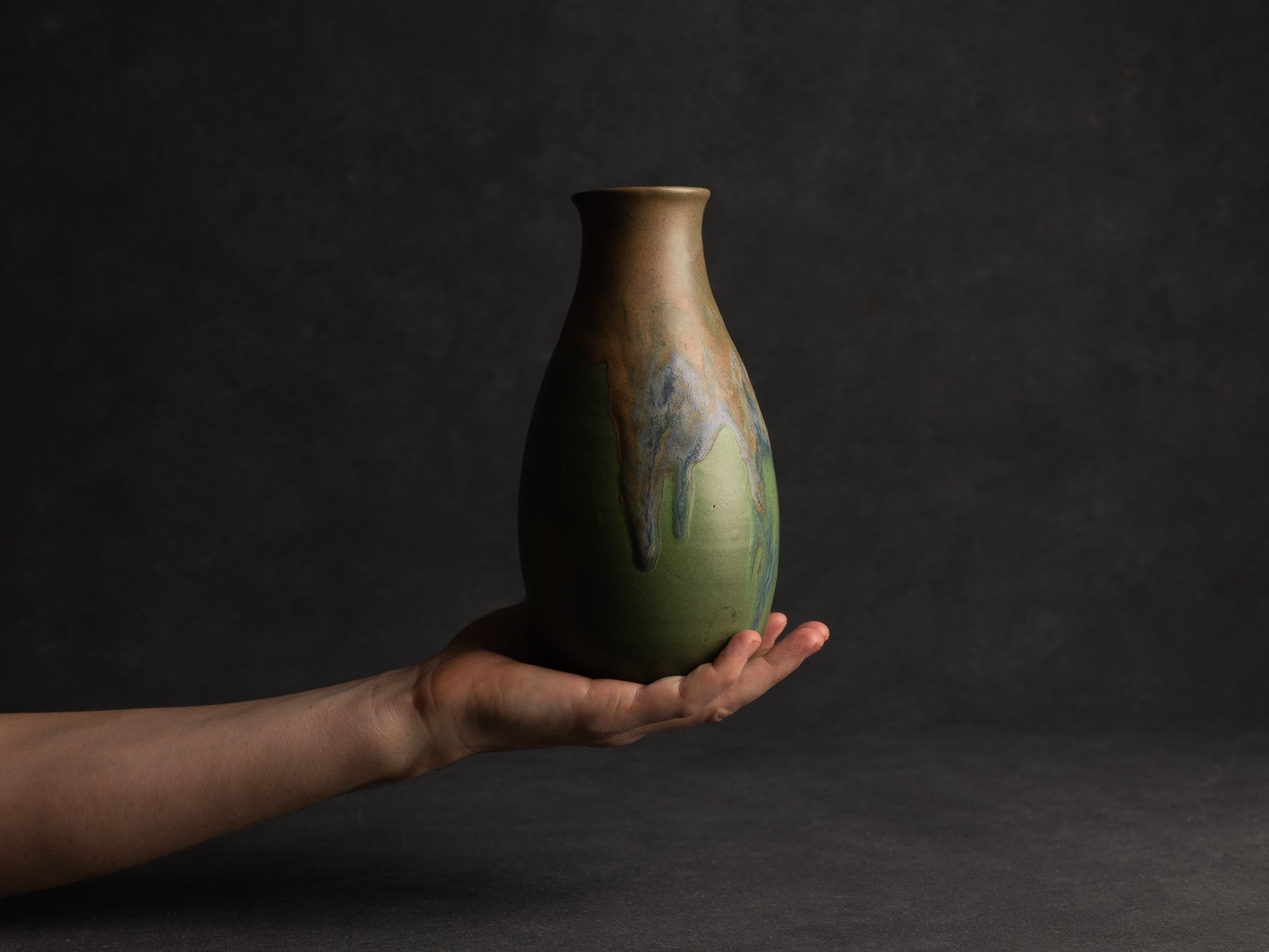 Vase bouteille en grès de Léon Pointu, Atelier Pointu, France (vers 1910-25)..School of Carriès stoneware bottle vase by Léon Pointu, Atelier Pointu, France (circa 1910-25)