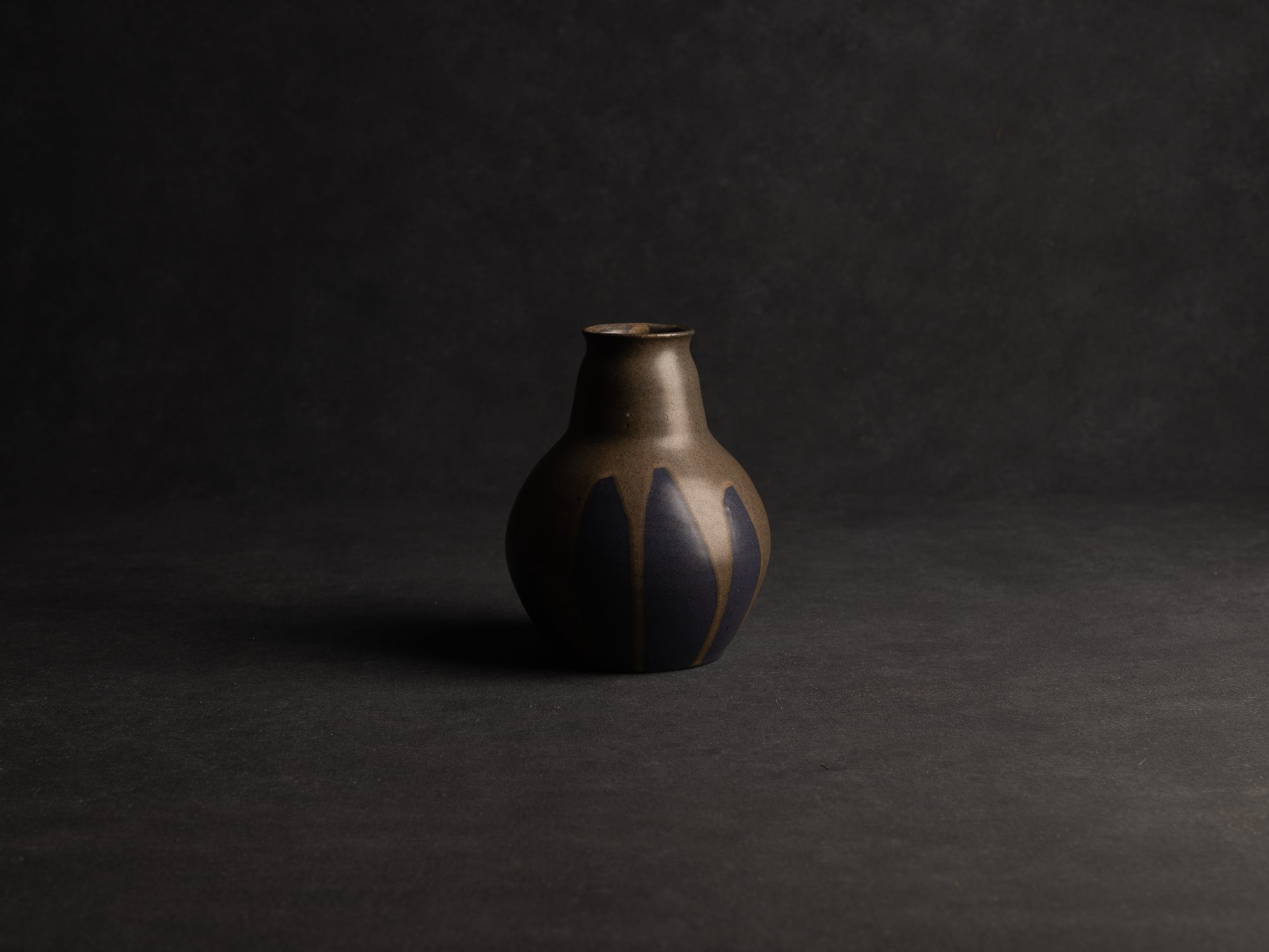Vase boule à col tronconique en grès de Léon Pointu, Atelier Pointu, France (vers 1910-25)..School of Carriès Stoneware vase by Léon Pointu, Atelier Pointu, France (circa 1910-25)