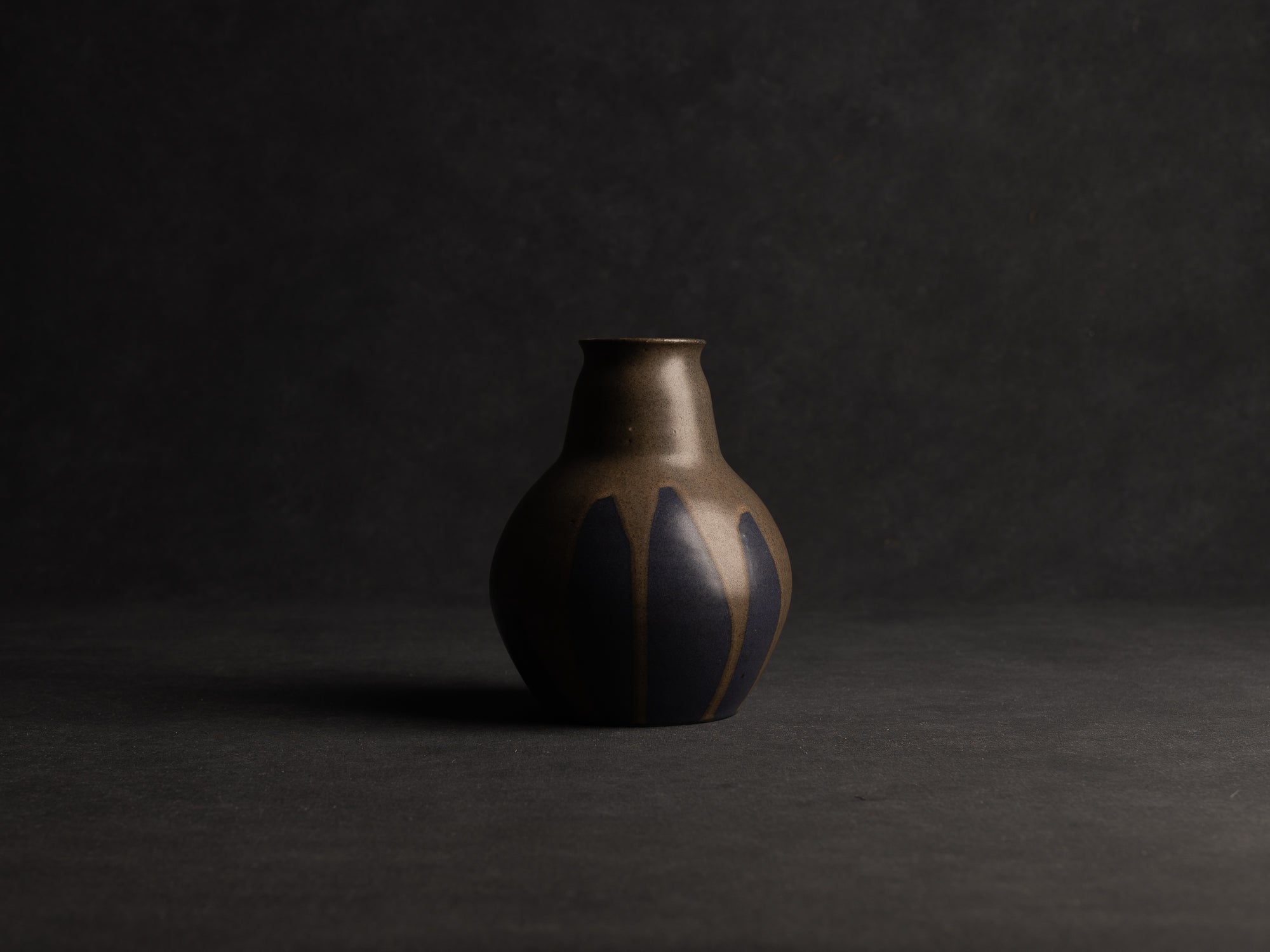 Vase boule à col tronconique en grès de Léon Pointu, Atelier Pointu, France (vers 1910-25)..School of Carriès Stoneware vase by Léon Pointu, Atelier Pointu, France (circa 1910-25)