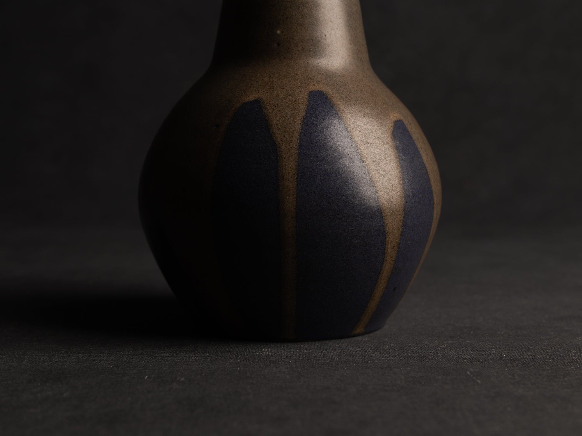 Vase boule à col tronconique en grès de Léon Pointu, Atelier Pointu, France (vers 1910-25)..School of Carriès Stoneware vase by Léon Pointu, Atelier Pointu, France (circa 1910-25)