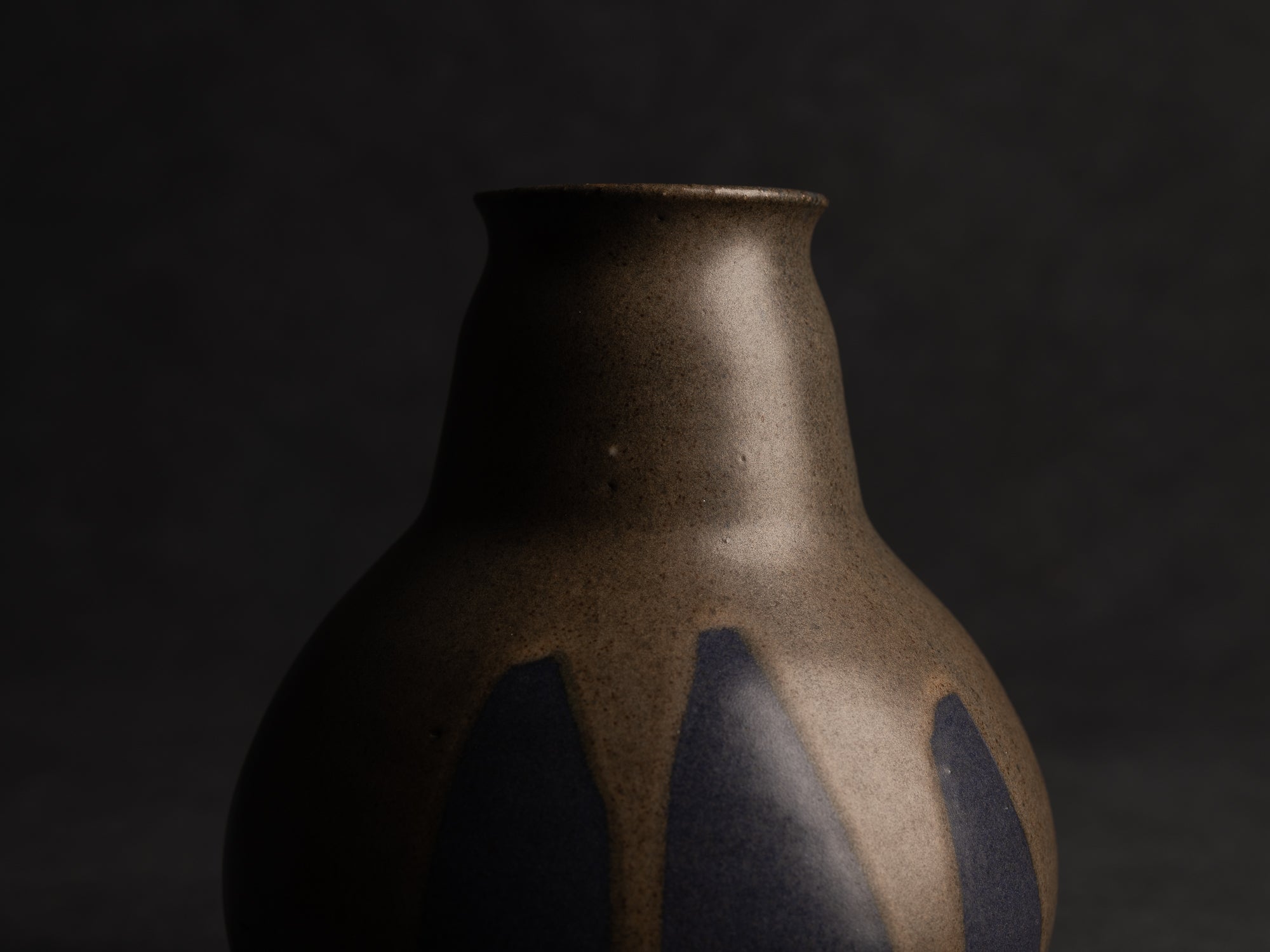 Vase boule à col tronconique en grès de Léon Pointu, Atelier Pointu, France (vers 1910-25)..School of Carriès Stoneware vase by Léon Pointu, Atelier Pointu, France (circa 1910-25)