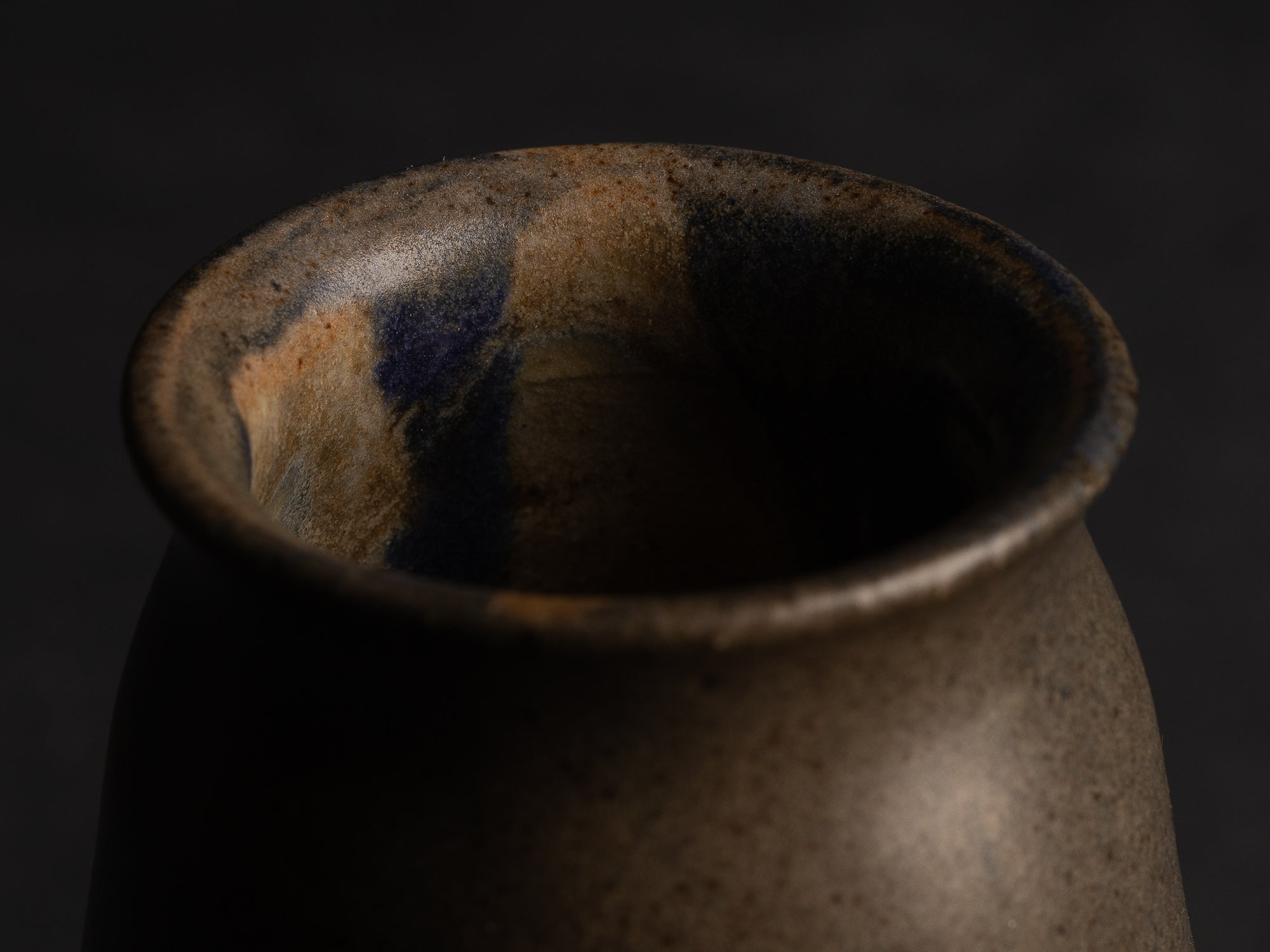 Vase boule à col tronconique en grès de Léon Pointu, Atelier Pointu, France (vers 1910-25)..School of Carriès Stoneware vase by Léon Pointu, Atelier Pointu, France (circa 1910-25)