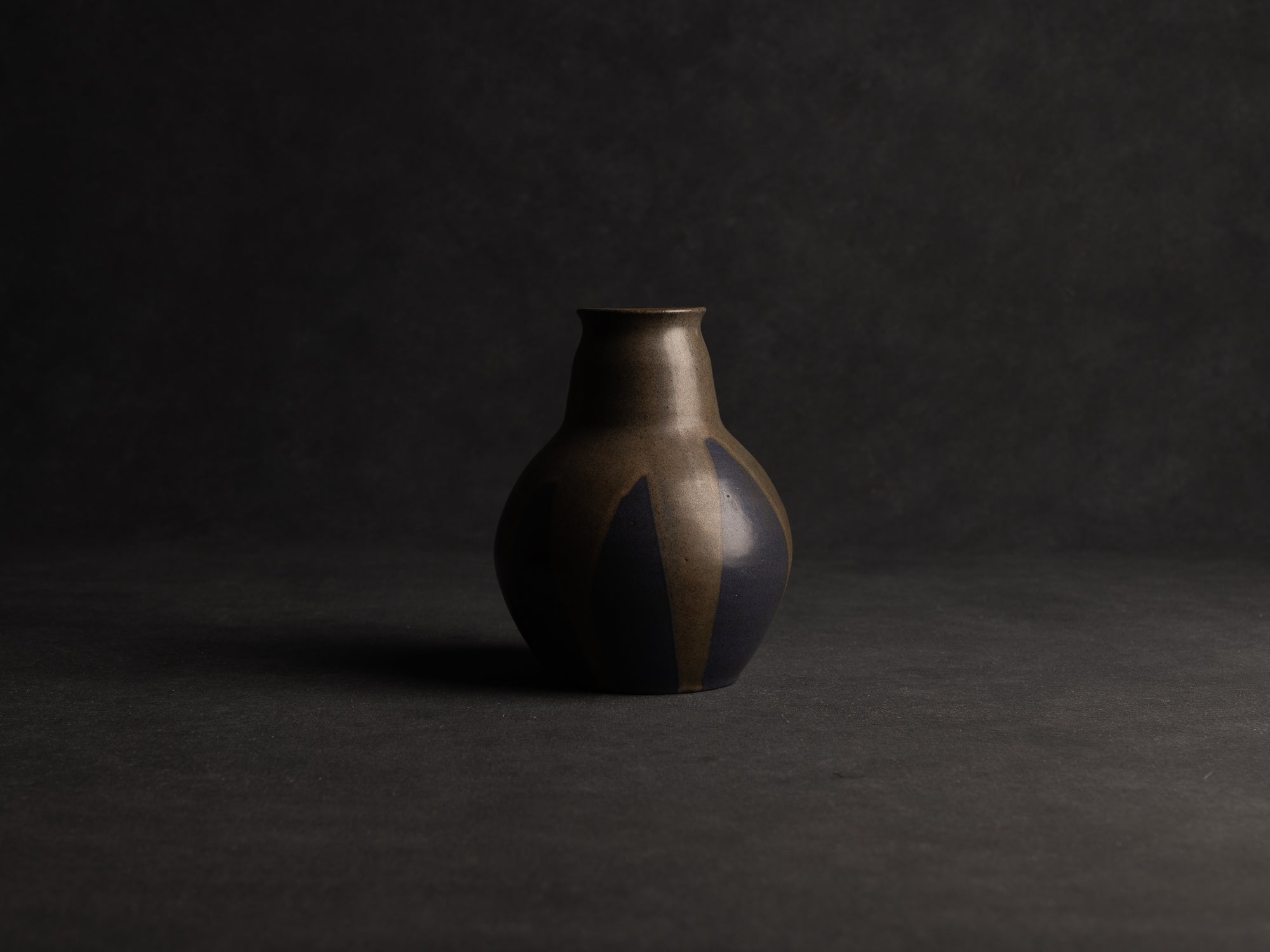 Vase boule à col tronconique en grès de Léon Pointu, Atelier Pointu, France (vers 1910-25)..School of Carriès Stoneware vase by Léon Pointu, Atelier Pointu, France (circa 1910-25)