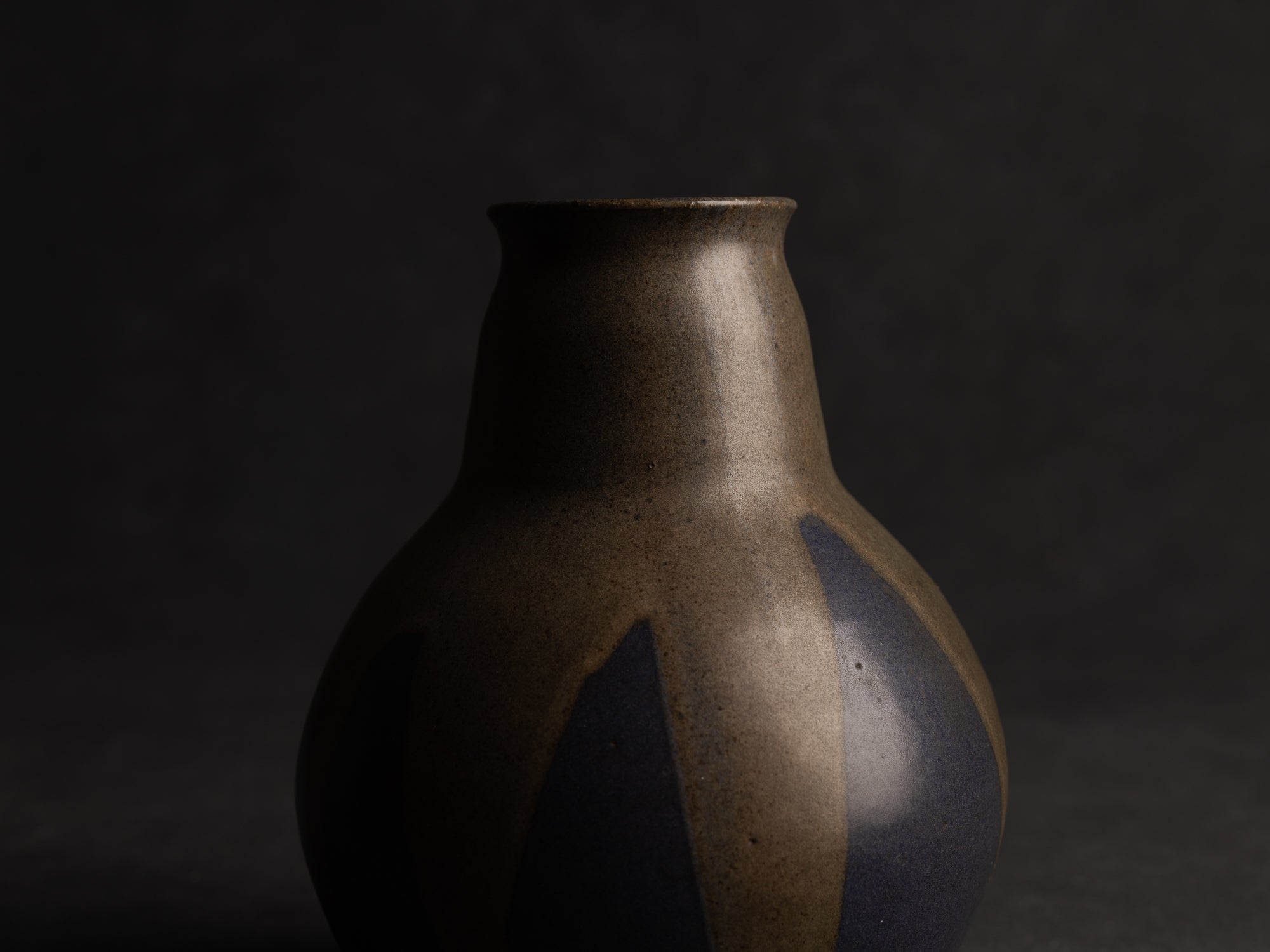 Vase boule à col tronconique en grès de Léon Pointu, Atelier Pointu, France (vers 1910-25)..School of Carriès Stoneware vase by Léon Pointu, Atelier Pointu, France (circa 1910-25)