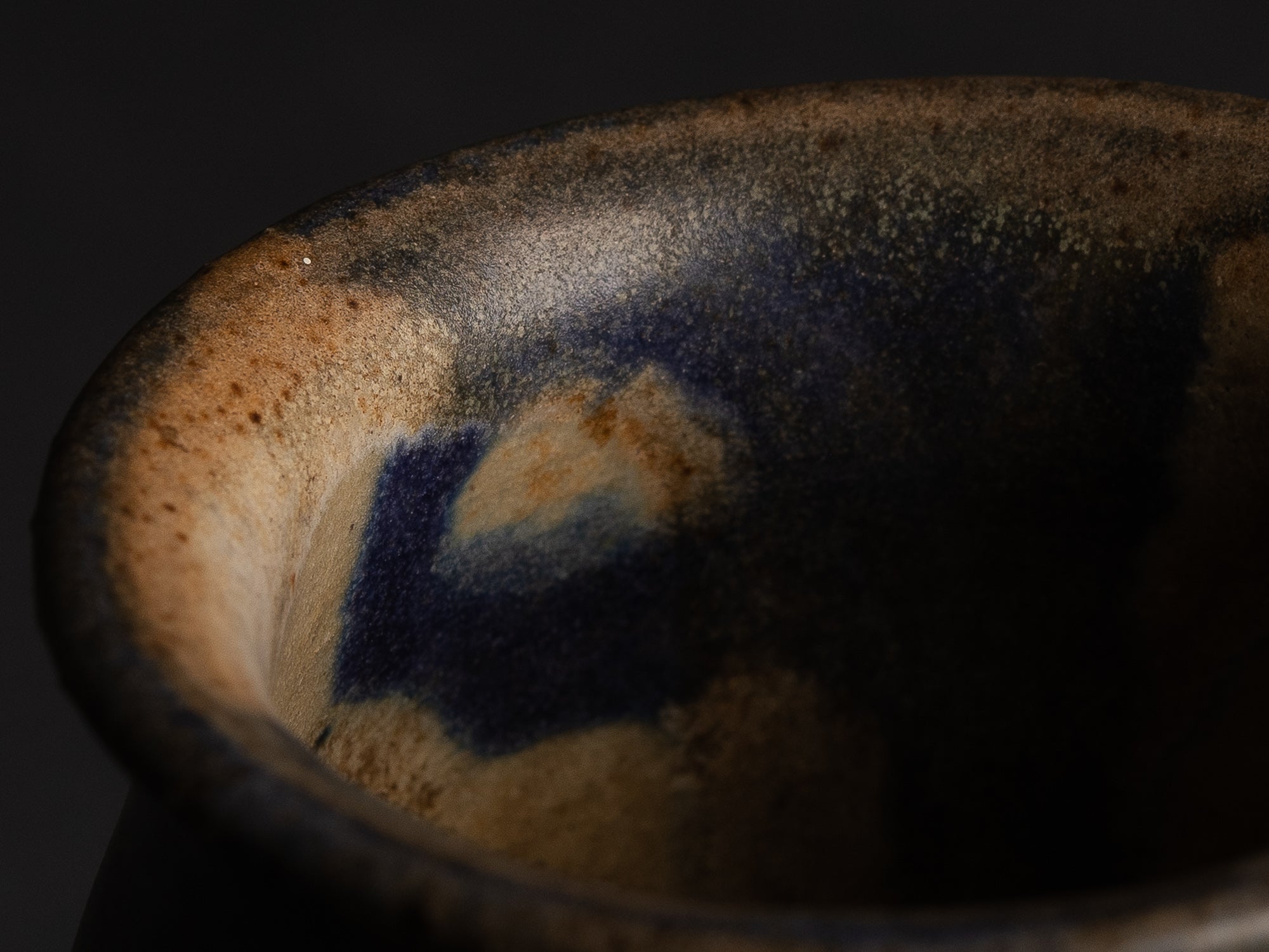 Vase boule à col tronconique en grès de Léon Pointu, Atelier Pointu, France (vers 1910-25)..School of Carriès Stoneware vase by Léon Pointu, Atelier Pointu, France (circa 1910-25)