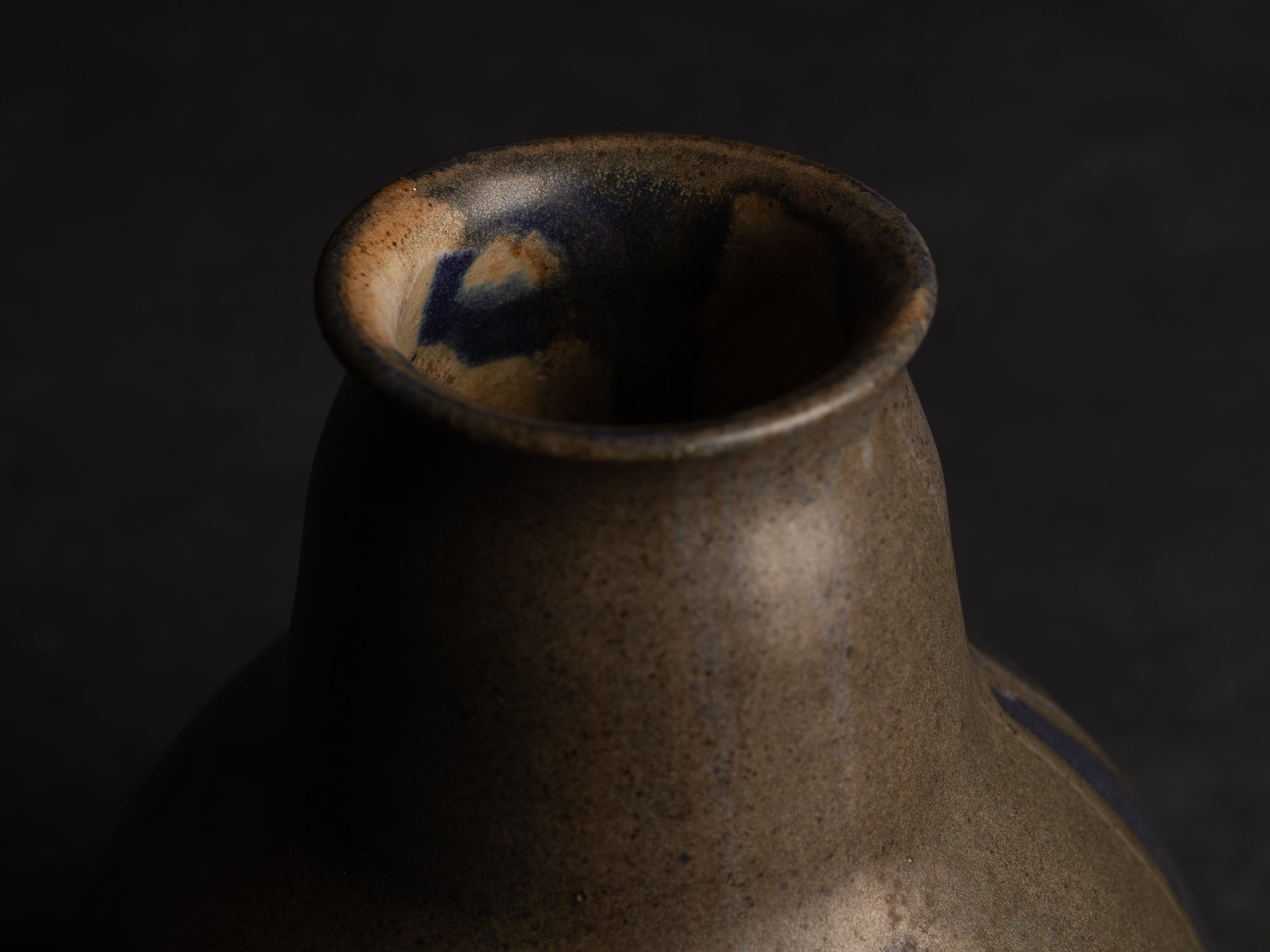 Vase boule à col tronconique en grès de Léon Pointu, Atelier Pointu, France (vers 1910-25)..School of Carriès Stoneware vase by Léon Pointu, Atelier Pointu, France (circa 1910-25)
