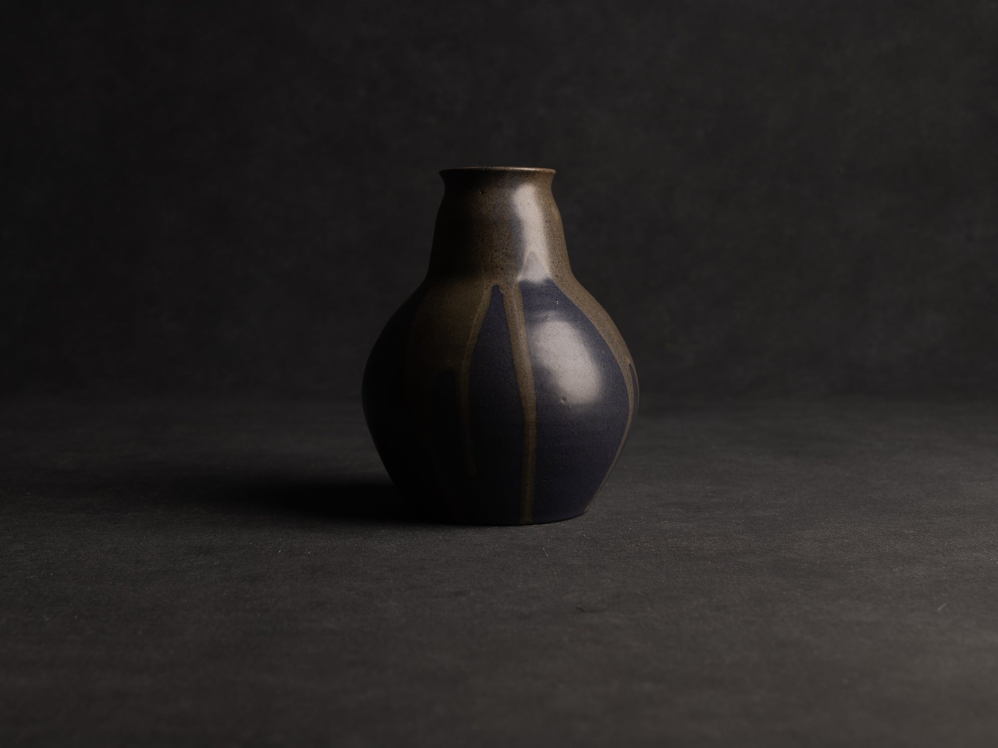 Vase boule à col tronconique en grès de Léon Pointu, Atelier Pointu, France (vers 1910-25)..School of Carriès Stoneware vase by Léon Pointu, Atelier Pointu, France (circa 1910-25)