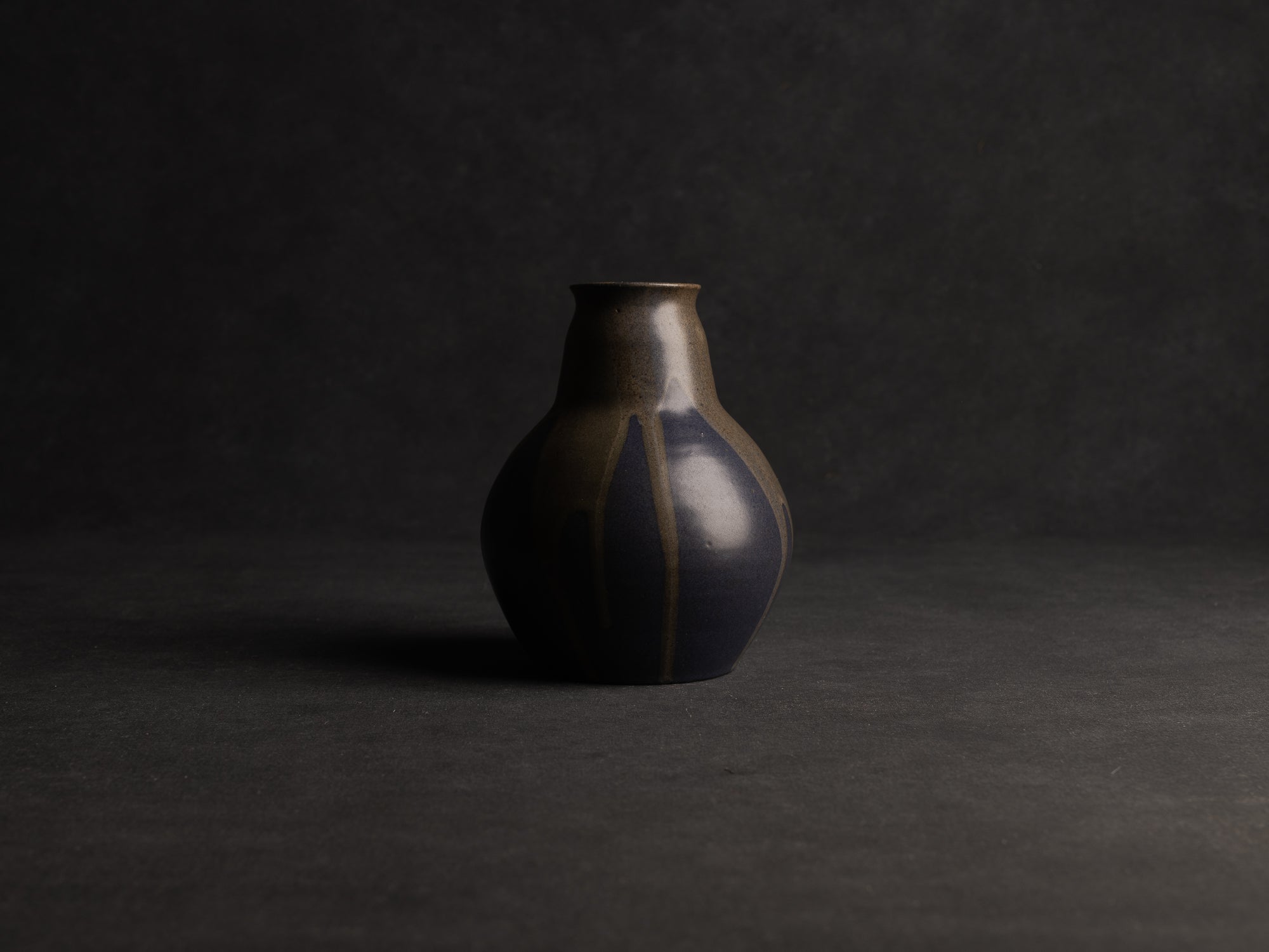 Vase boule à col tronconique en grès de Léon Pointu, Atelier Pointu, France (vers 1910-25)..School of Carriès Stoneware vase by Léon Pointu, Atelier Pointu, France (circa 1910-25)