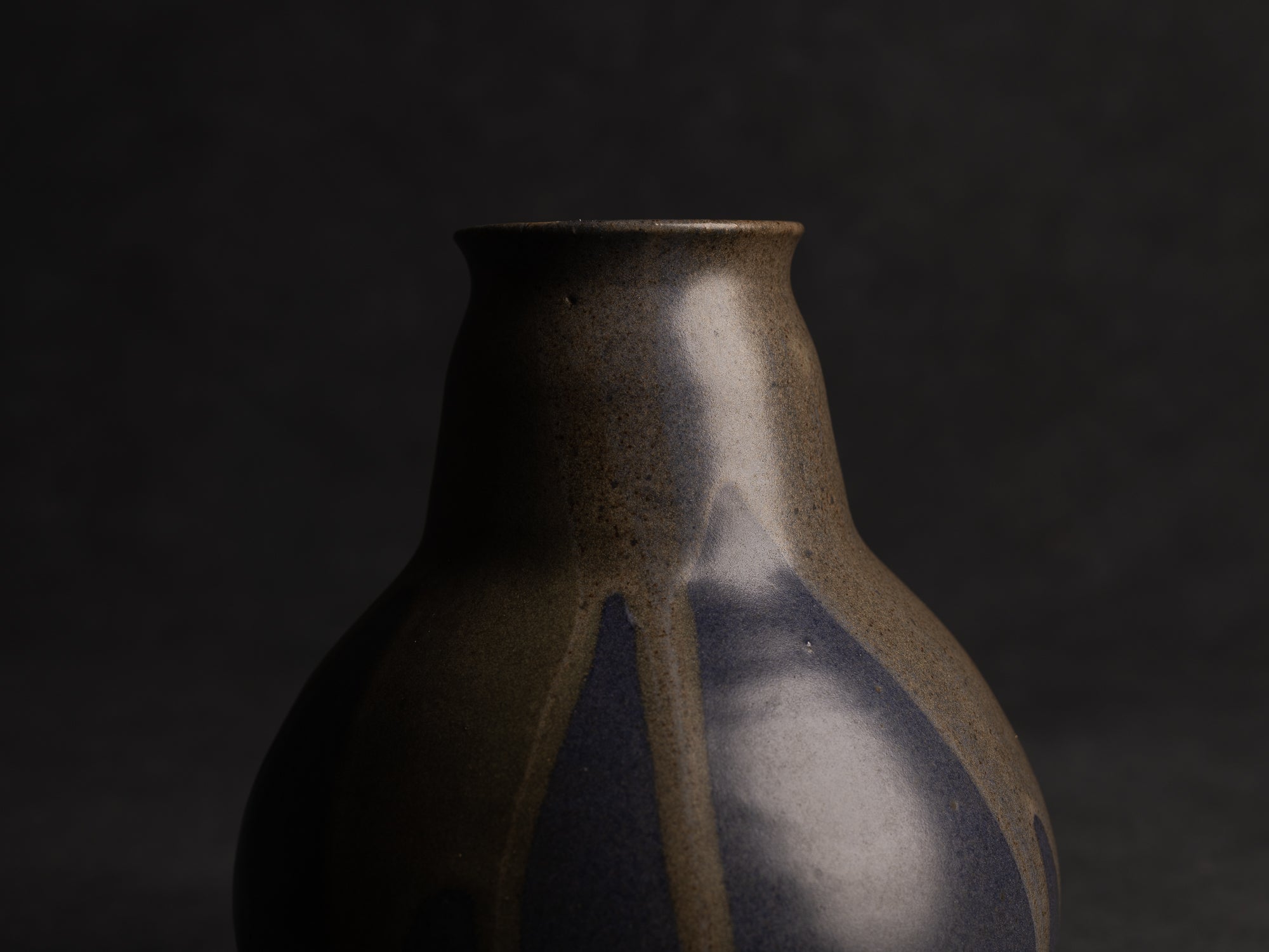 Vase boule à col tronconique en grès de Léon Pointu, Atelier Pointu, France (vers 1910-25)..School of Carriès Stoneware vase by Léon Pointu, Atelier Pointu, France (circa 1910-25)