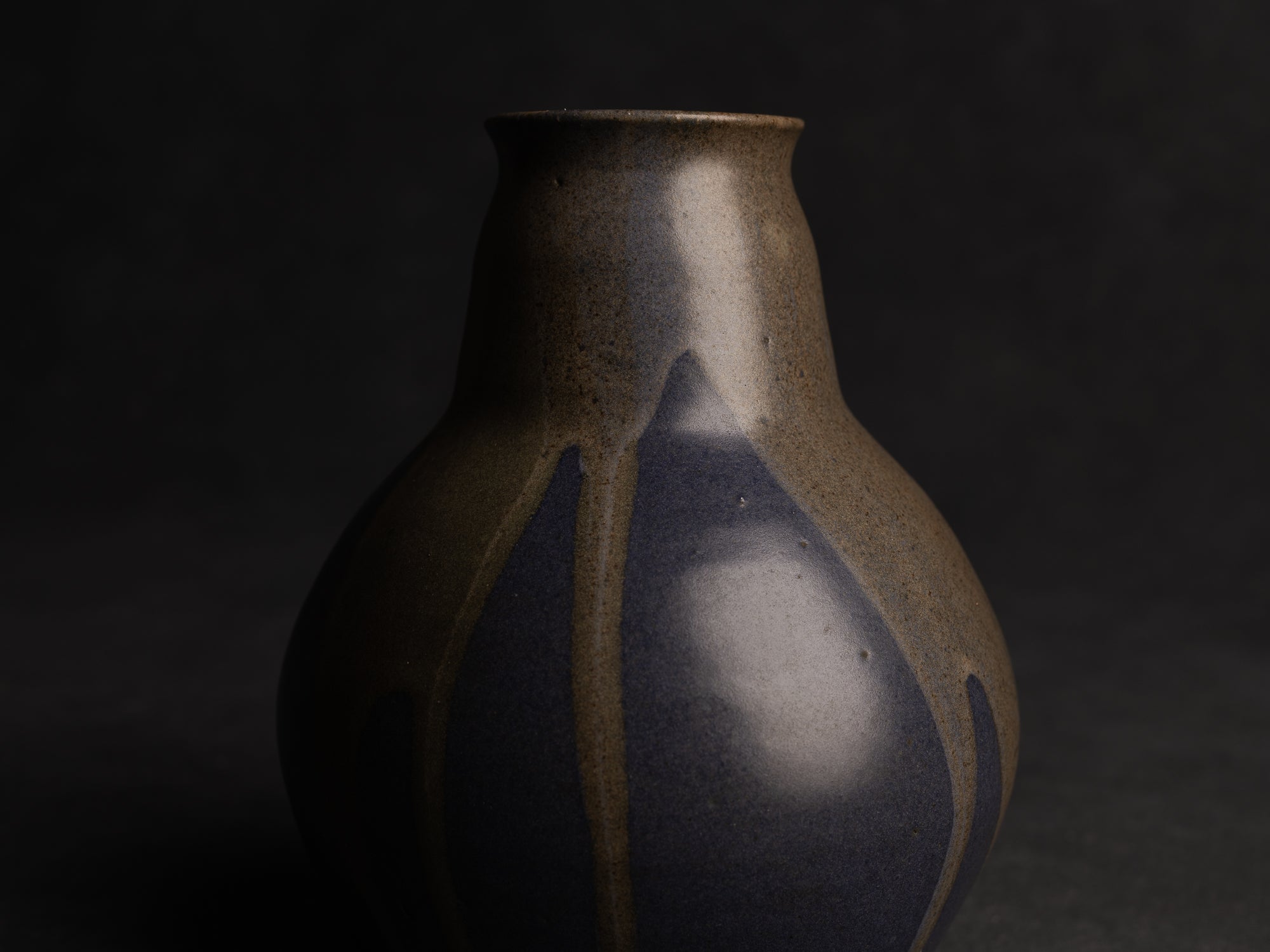 Vase boule à col tronconique en grès de Léon Pointu, Atelier Pointu, France (vers 1910-25)..School of Carriès Stoneware vase by Léon Pointu, Atelier Pointu, France (circa 1910-25)