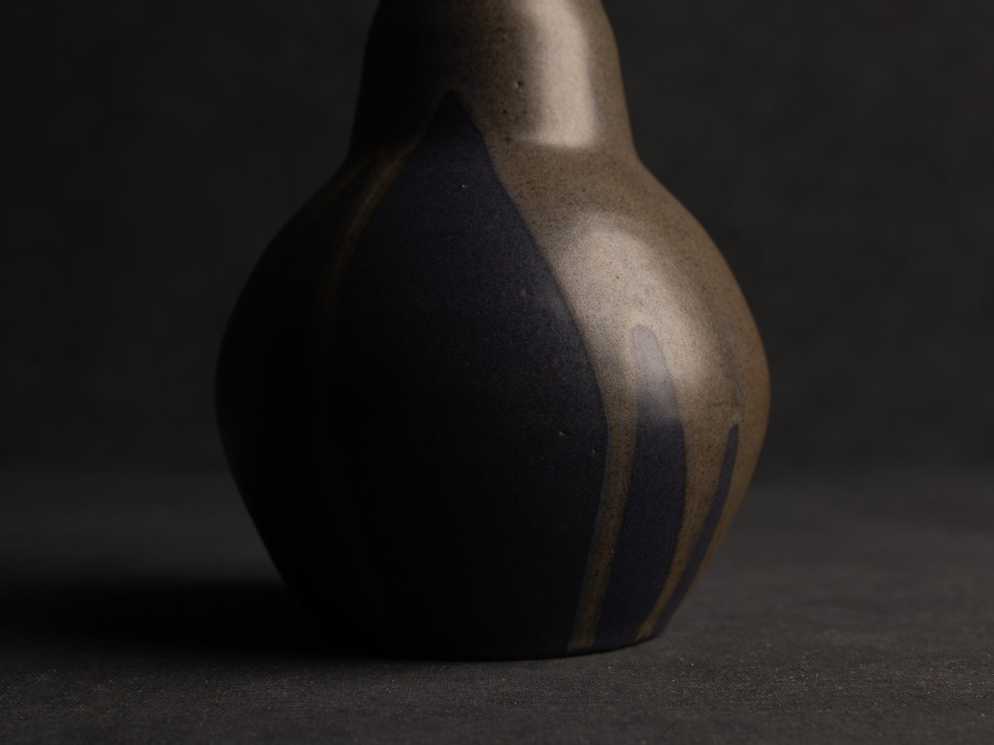 Vase boule à col tronconique en grès de Léon Pointu, Atelier Pointu, France (vers 1910-25)..School of Carriès Stoneware vase by Léon Pointu, Atelier Pointu, France (circa 1910-25)