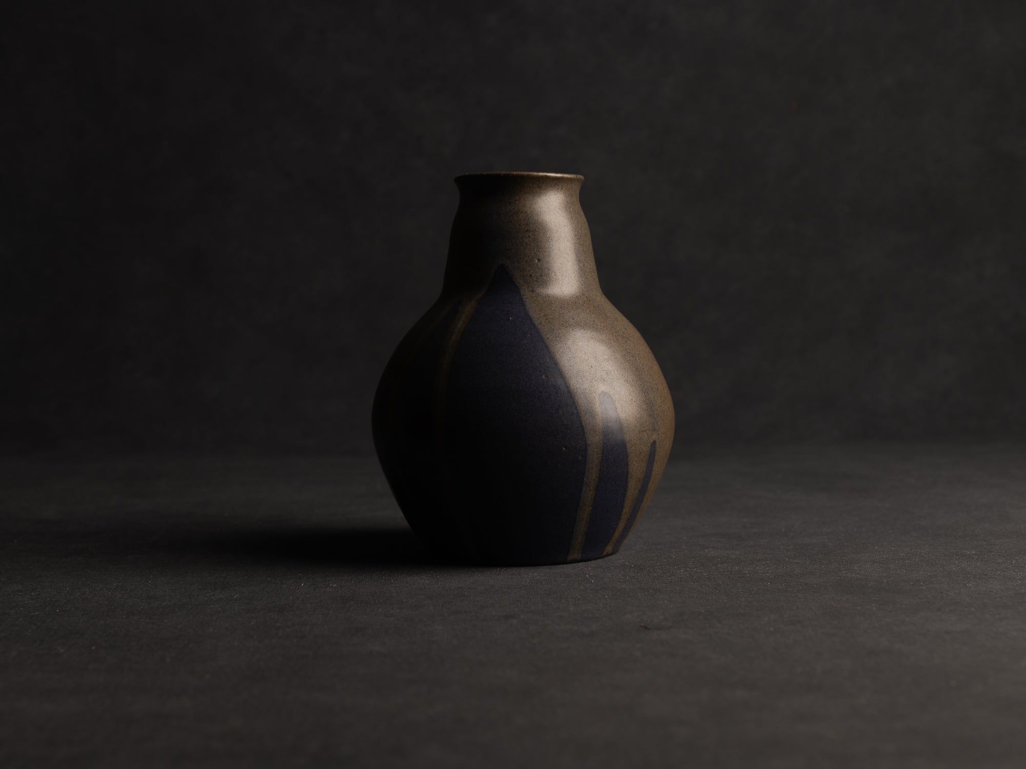 Vase boule à col tronconique en grès de Léon Pointu, Atelier Pointu, France (vers 1910-25)..School of Carriès Stoneware vase by Léon Pointu, Atelier Pointu, France (circa 1910-25)
