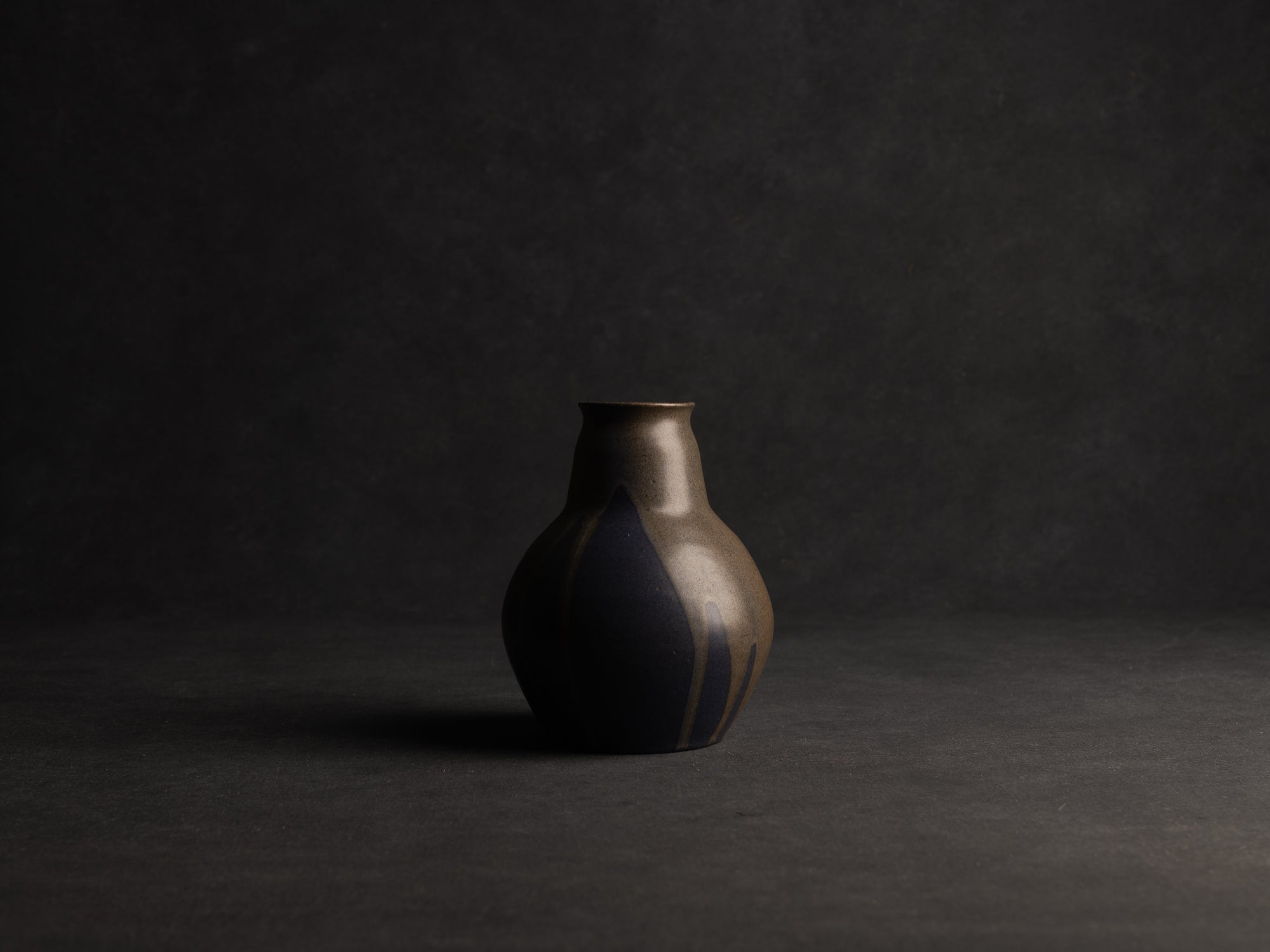 Vase boule à col tronconique en grès de Léon Pointu, Atelier Pointu, France (vers 1910-25)..School of Carriès Stoneware vase by Léon Pointu, Atelier Pointu, France (circa 1910-25)