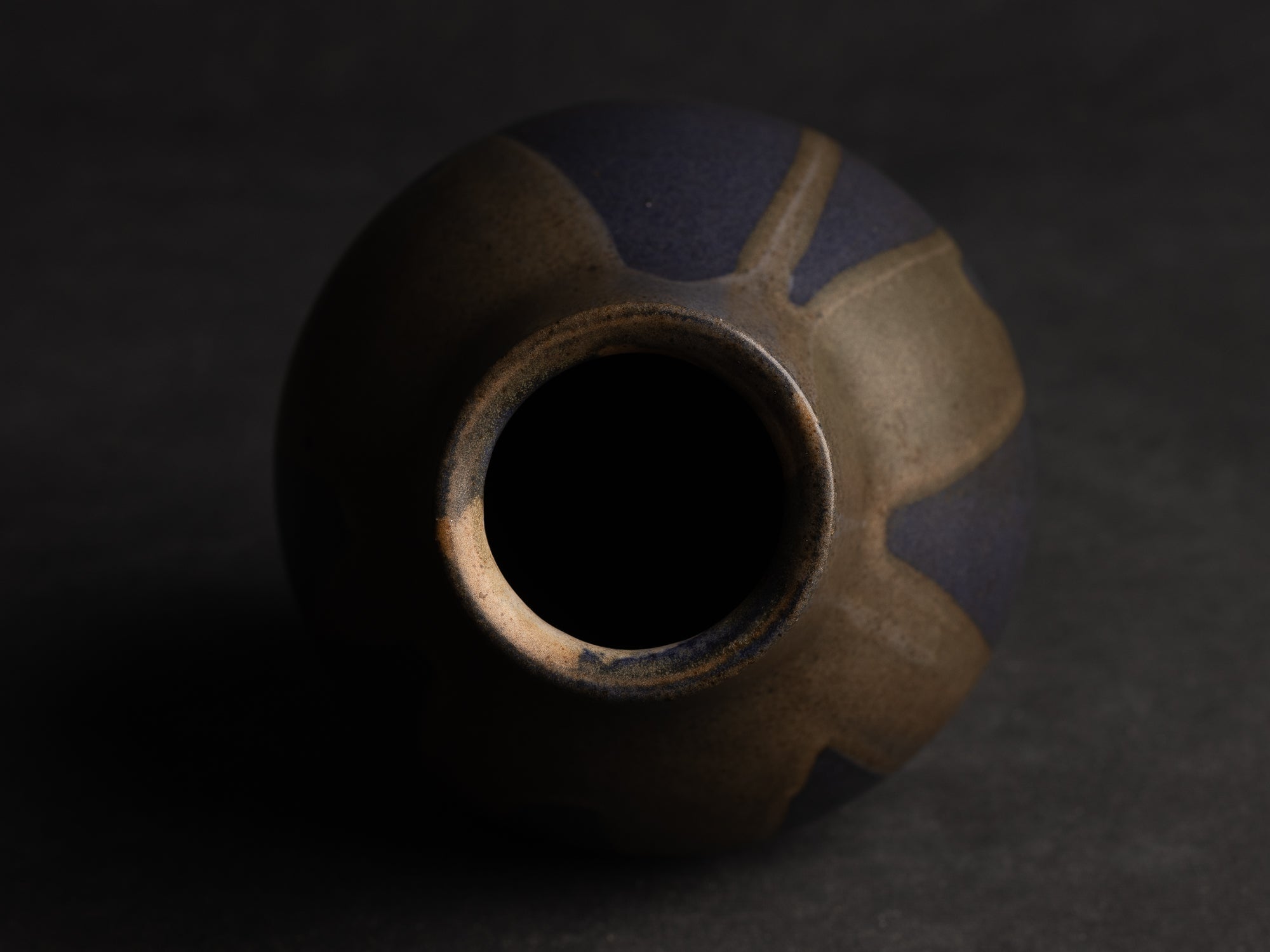Vase boule à col tronconique en grès de Léon Pointu, Atelier Pointu, France (vers 1910-25)..School of Carriès Stoneware vase by Léon Pointu, Atelier Pointu, France (circa 1910-25)