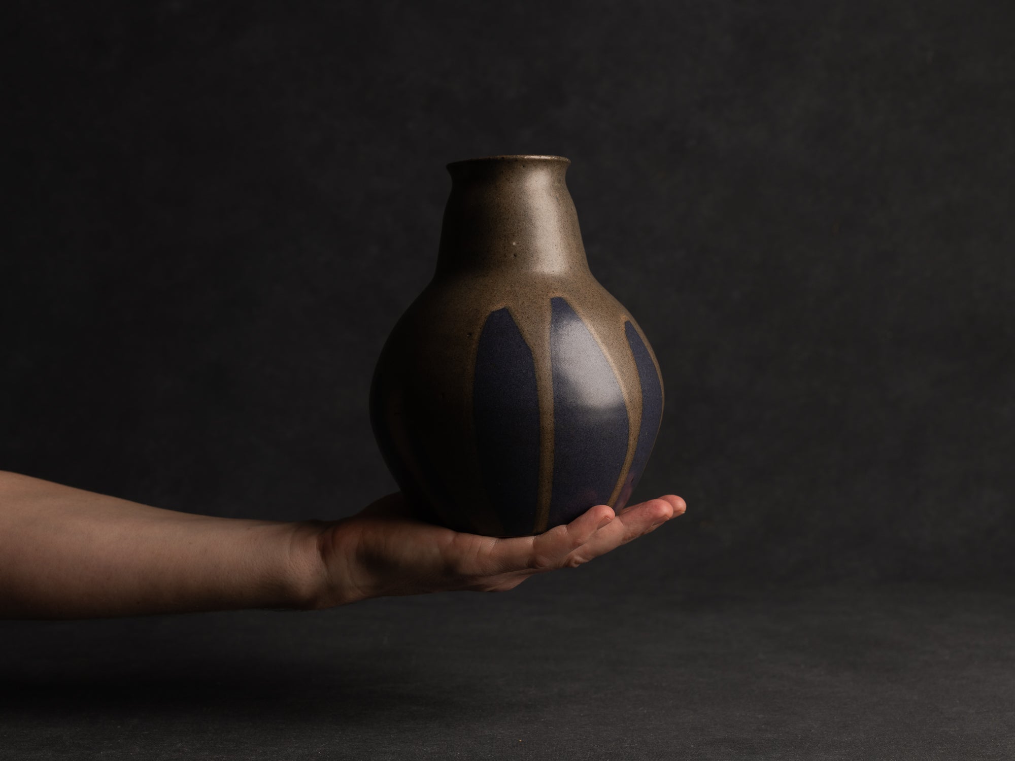 Vase boule à col tronconique en grès de Léon Pointu, Atelier Pointu, France (vers 1910-25)..School of Carriès Stoneware vase by Léon Pointu, Atelier Pointu, France (circa 1910-25)