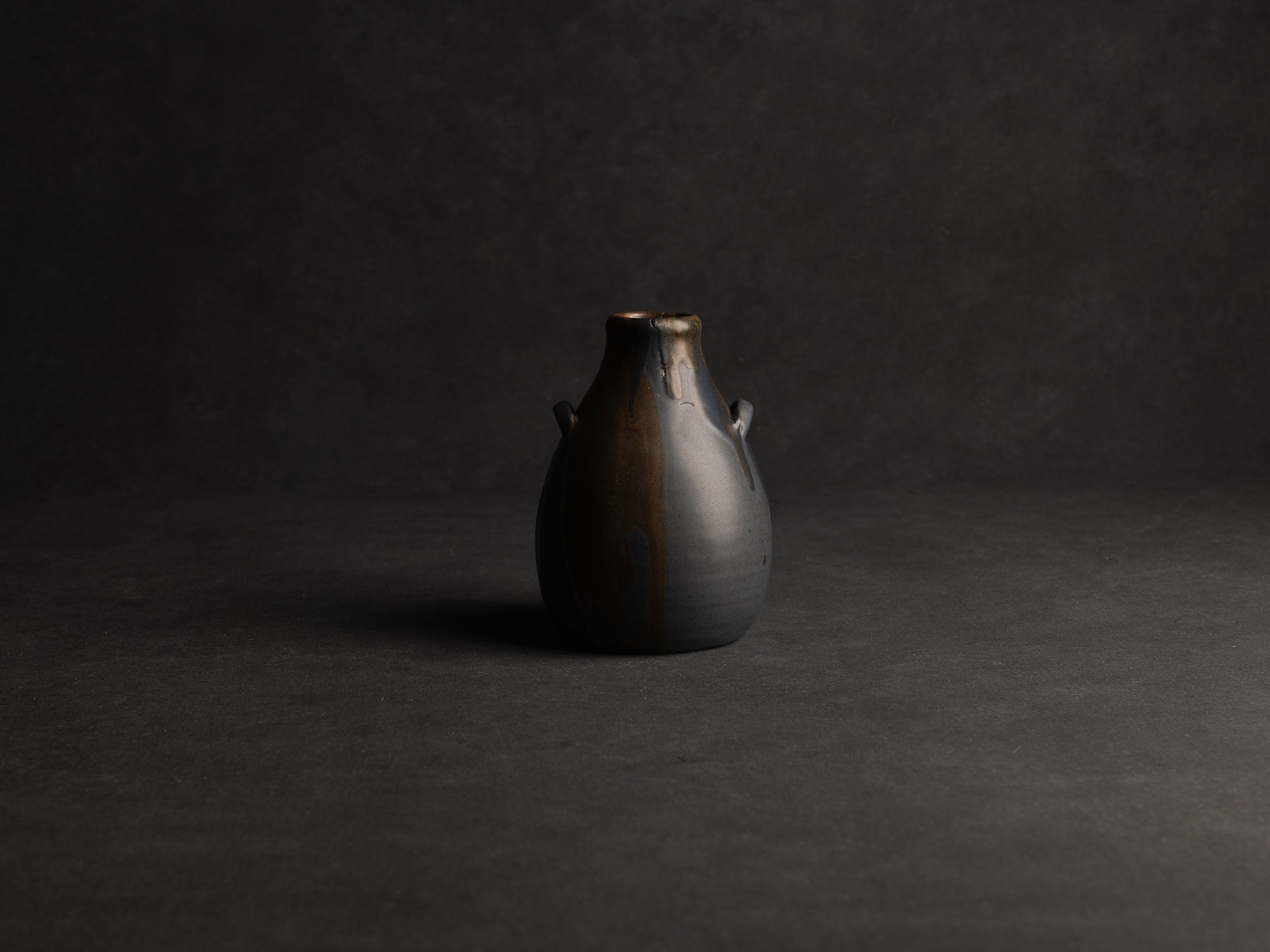 Vase bouteille ansé en grès de Léon Pointu, Atelier Pointu, France (vers 1925-35)..School of Carriès stoneware handled bottle vase by Léon Pointu, Atelier Pointu, France (circa 1925-35)