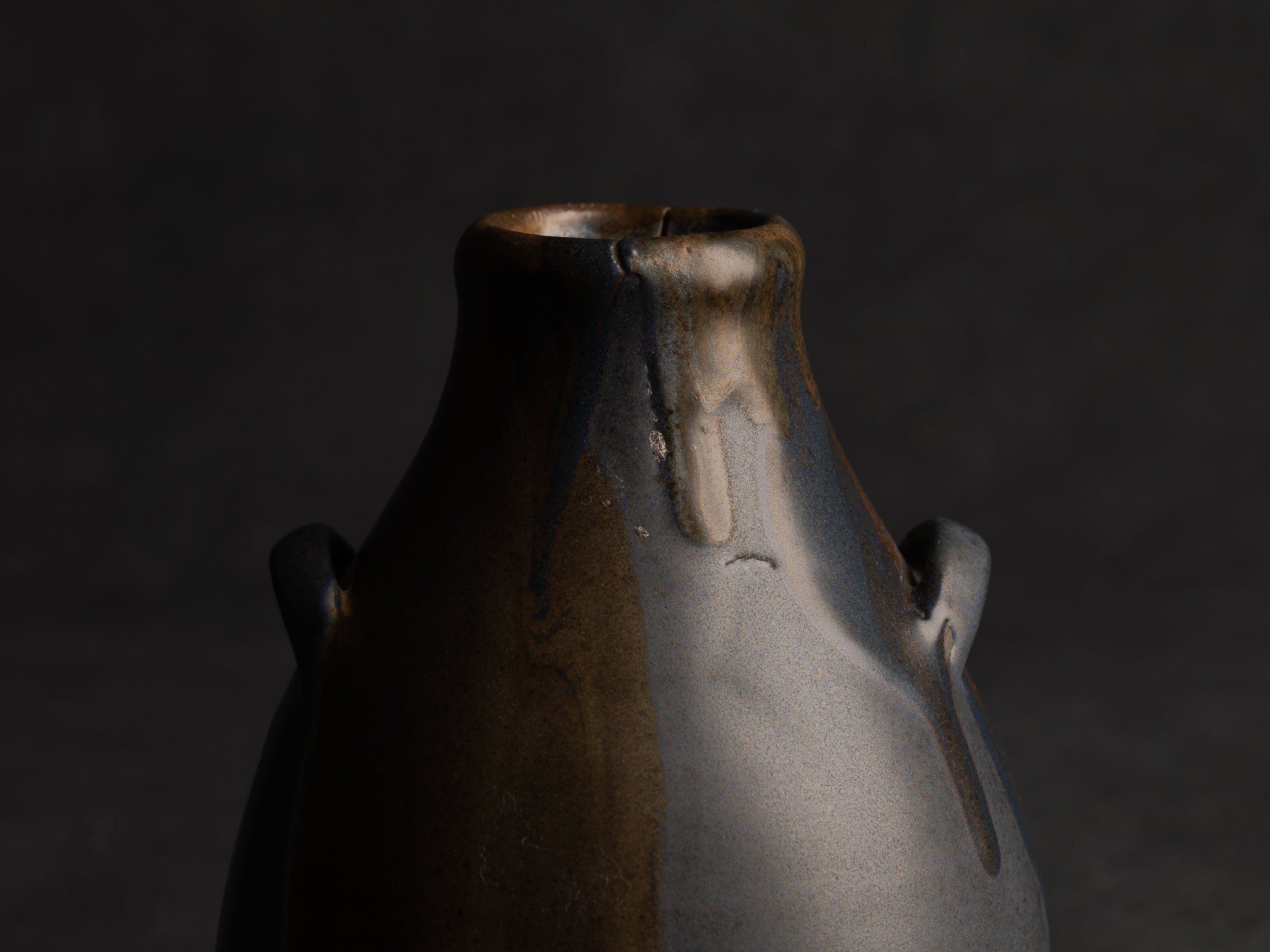 Vase bouteille ansé en grès de Léon Pointu, Atelier Pointu, France (vers 1925-35)..School of Carriès stoneware handled bottle vase by Léon Pointu, Atelier Pointu, France (circa 1925-35)