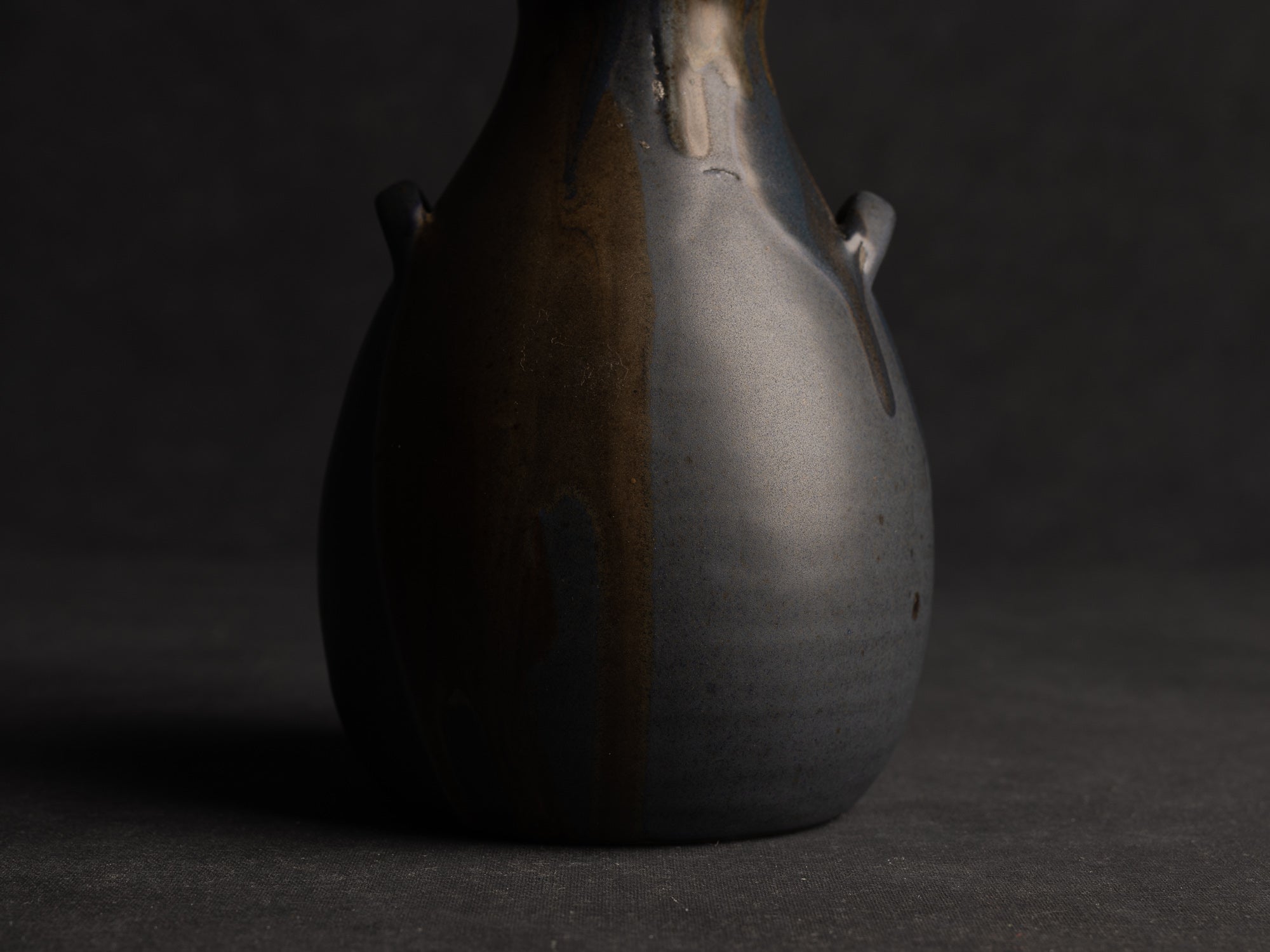 Vase bouteille ansé en grès de Léon Pointu, Atelier Pointu, France (vers 1925-35)..School of Carriès stoneware handled bottle vase by Léon Pointu, Atelier Pointu, France (circa 1925-35)