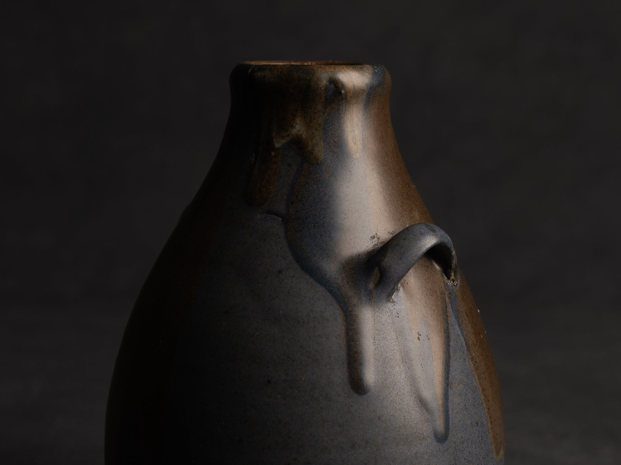 Vase bouteille ansé en grès de Léon Pointu, Atelier Pointu, France (vers 1925-35)..School of Carriès stoneware handled bottle vase by Léon Pointu, Atelier Pointu, France (circa 1925-35)