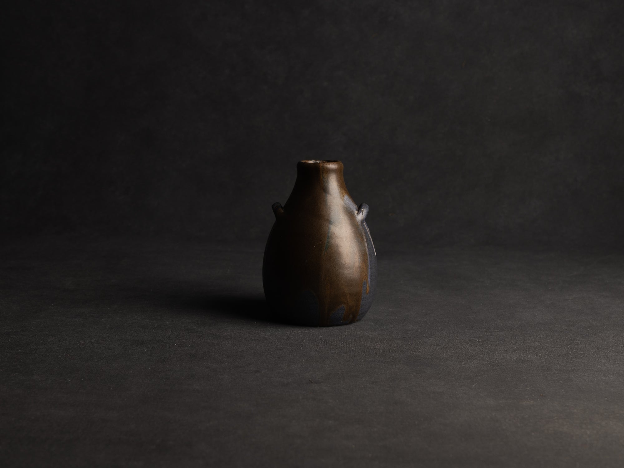 Vase bouteille ansé en grès de Léon Pointu, Atelier Pointu, France (vers 1925-35)..School of Carriès stoneware handled bottle vase by Léon Pointu, Atelier Pointu, France (circa 1925-35)