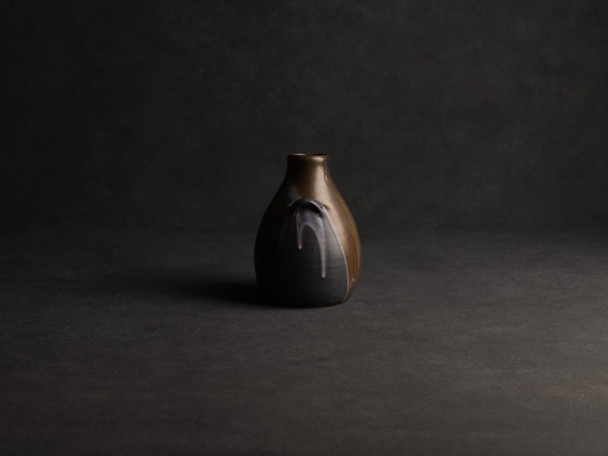 Vase bouteille ansé en grès de Léon Pointu, Atelier Pointu, France (vers 1925-35)..School of Carriès stoneware handled bottle vase by Léon Pointu, Atelier Pointu, France (circa 1925-35)