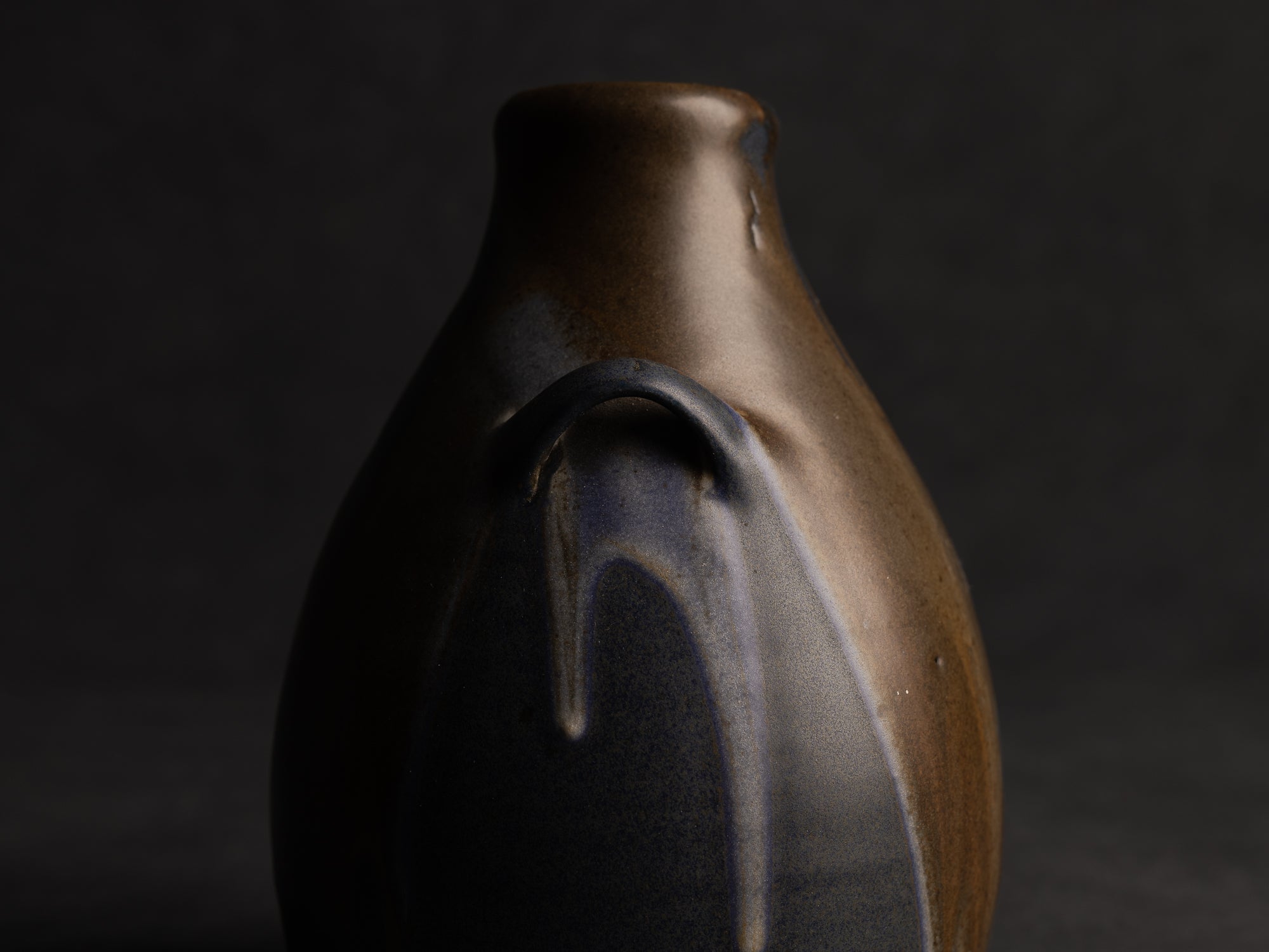 Vase bouteille ansé en grès de Léon Pointu, Atelier Pointu, France (vers 1925-35)..School of Carriès stoneware handled bottle vase by Léon Pointu, Atelier Pointu, France (circa 1925-35)