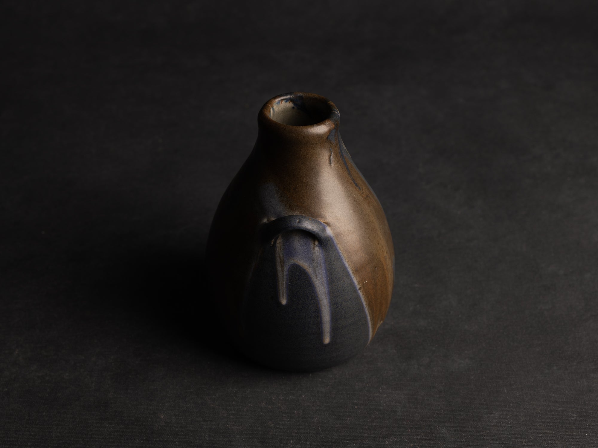 Vase bouteille ansé en grès de Léon Pointu, Atelier Pointu, France (vers 1925-35)..School of Carriès stoneware handled bottle vase by Léon Pointu, Atelier Pointu, France (circa 1925-35)