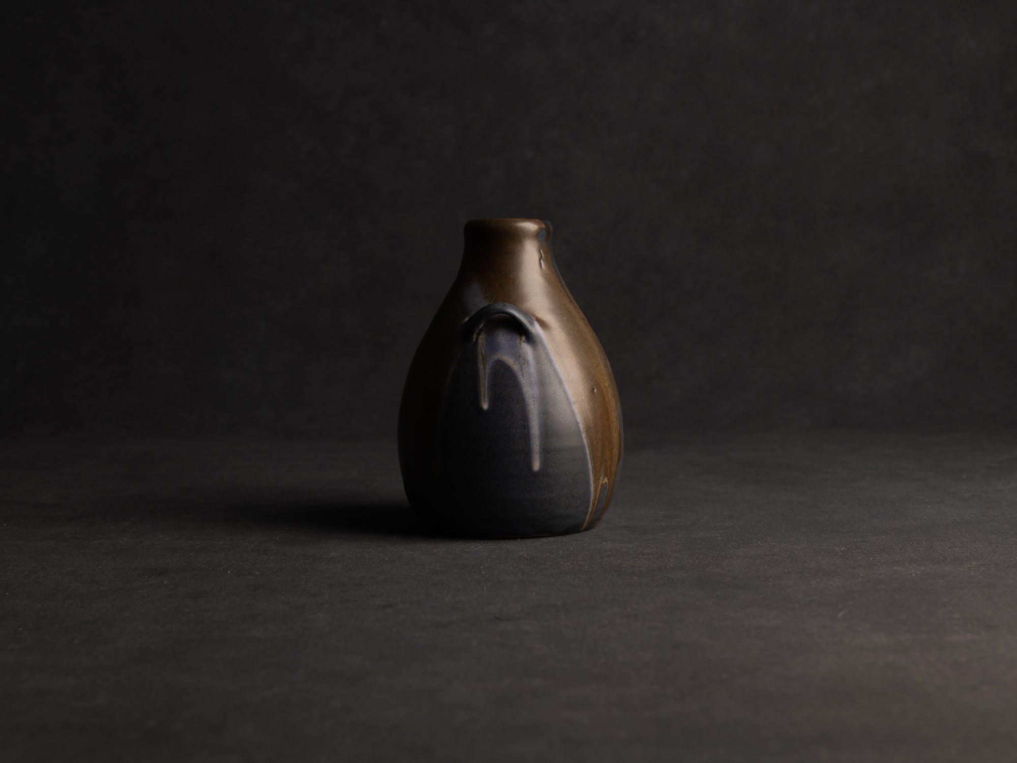 Vase bouteille ansé en grès de Léon Pointu, Atelier Pointu, France (vers 1925-35)..School of Carriès stoneware handled bottle vase by Léon Pointu, Atelier Pointu, France (circa 1925-35)