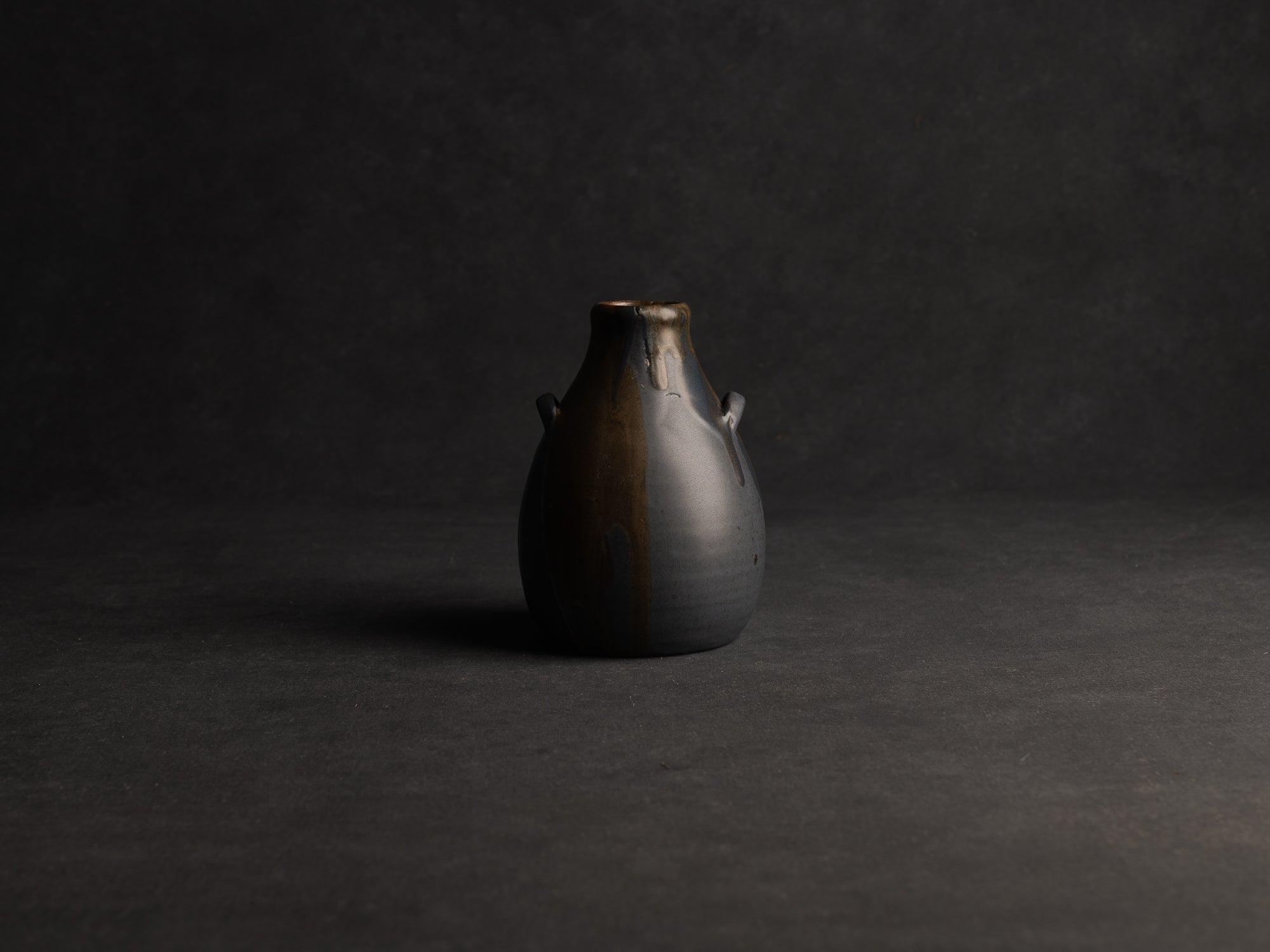 Vase bouteille ansé en grès de Léon Pointu, Atelier Pointu, France (vers 1925-35)..School of Carriès stoneware handled bottle vase by Léon Pointu, Atelier Pointu, France (circa 1925-35)