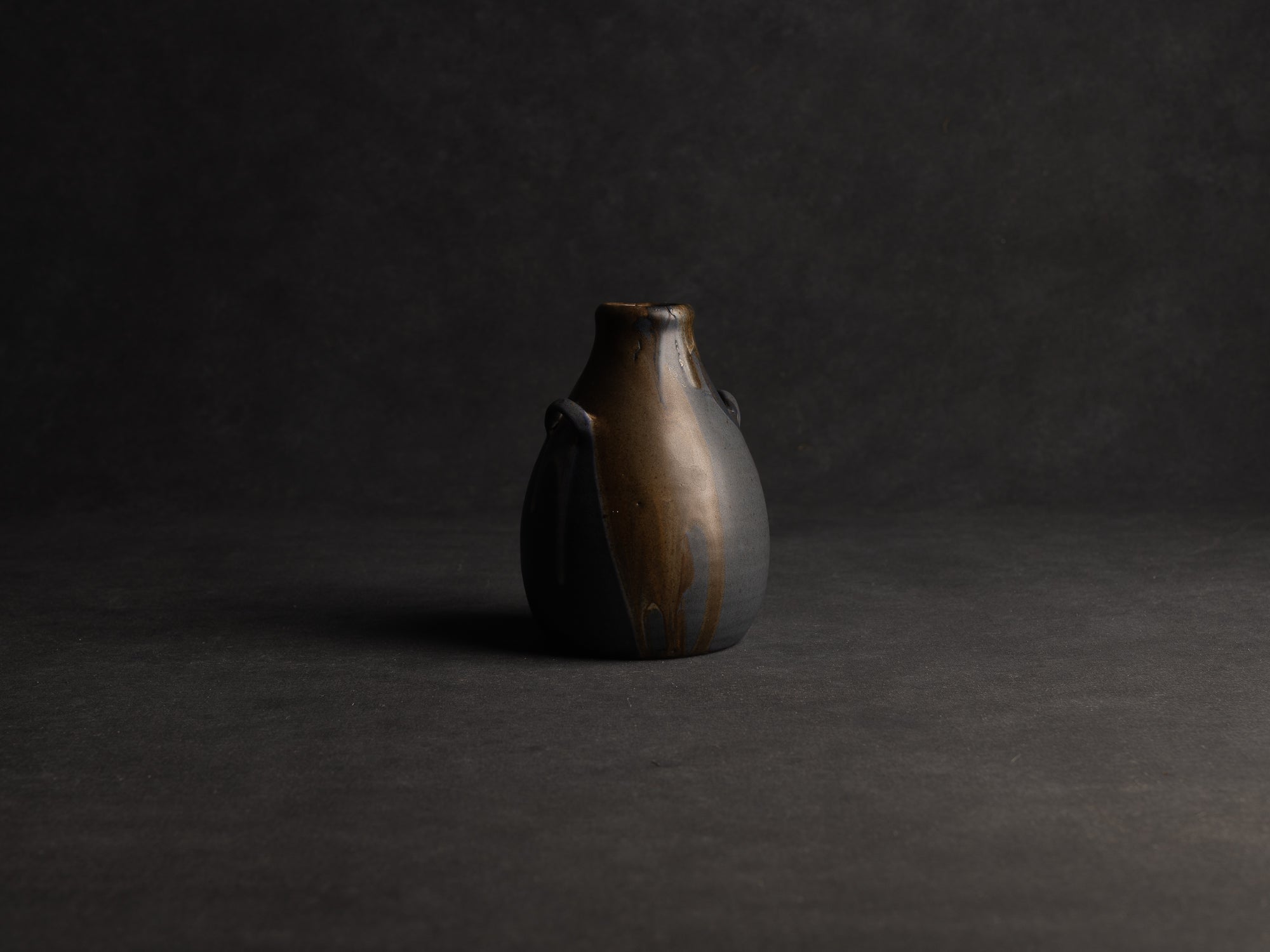 Vase bouteille ansé en grès de Léon Pointu, Atelier Pointu, France (vers 1925-35)..School of Carriès stoneware handled bottle vase by Léon Pointu, Atelier Pointu, France (circa 1925-35)