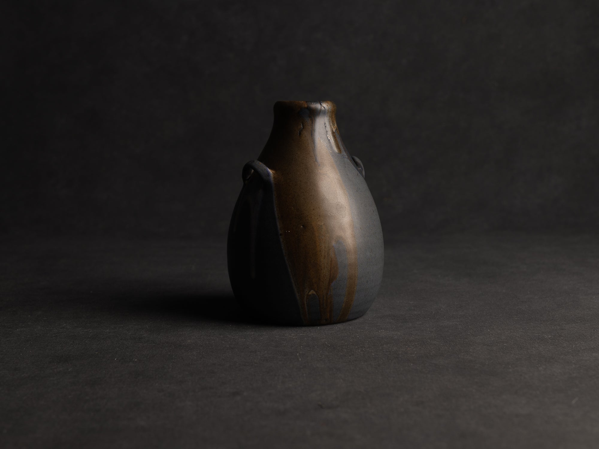 Vase bouteille ansé en grès de Léon Pointu, Atelier Pointu, France (vers 1925-35)..School of Carriès stoneware handled bottle vase by Léon Pointu, Atelier Pointu, France (circa 1925-35)