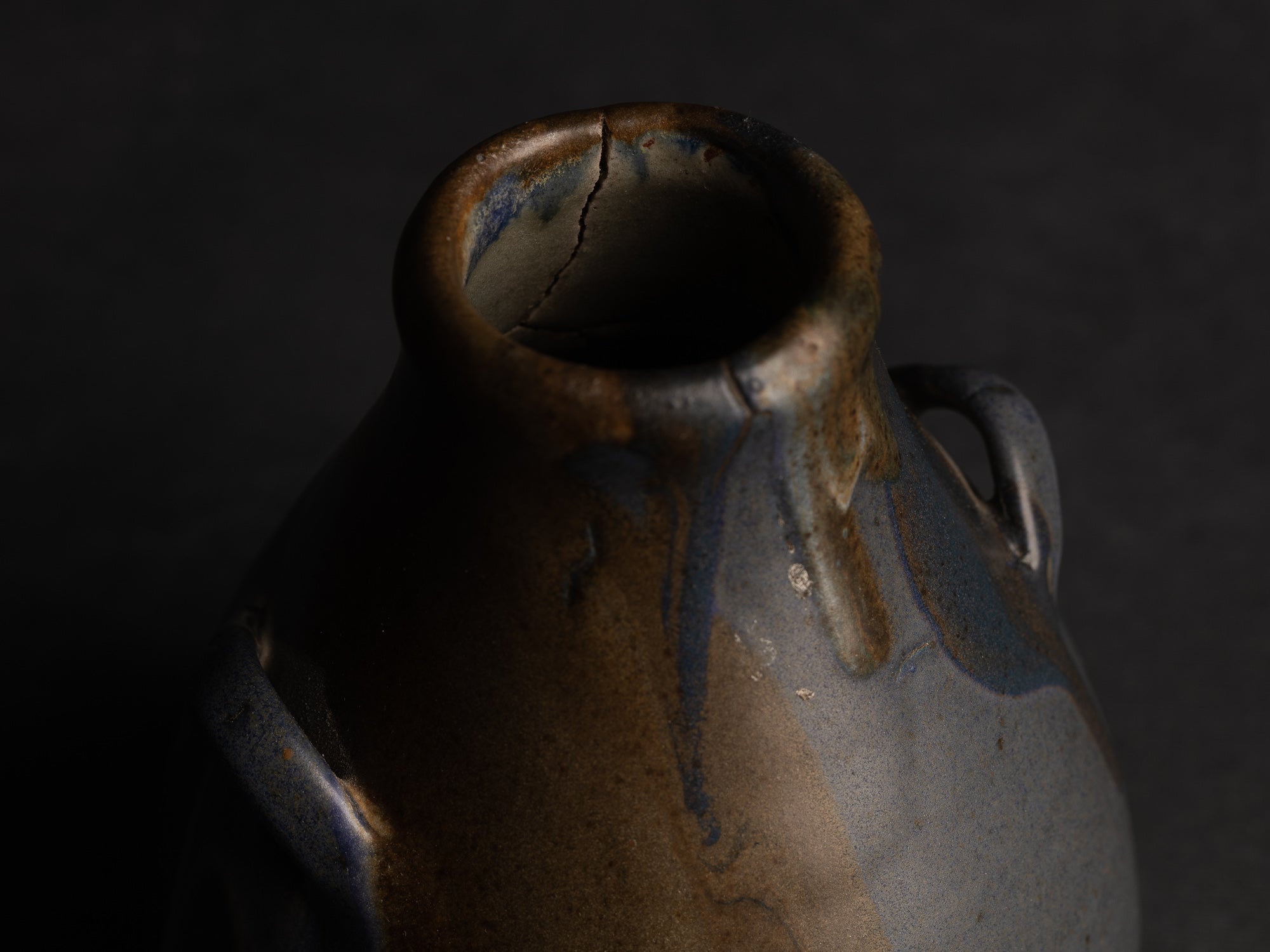 Vase bouteille ansé en grès de Léon Pointu, Atelier Pointu, France (vers 1925-35)..School of Carriès stoneware handled bottle vase by Léon Pointu, Atelier Pointu, France (circa 1925-35)