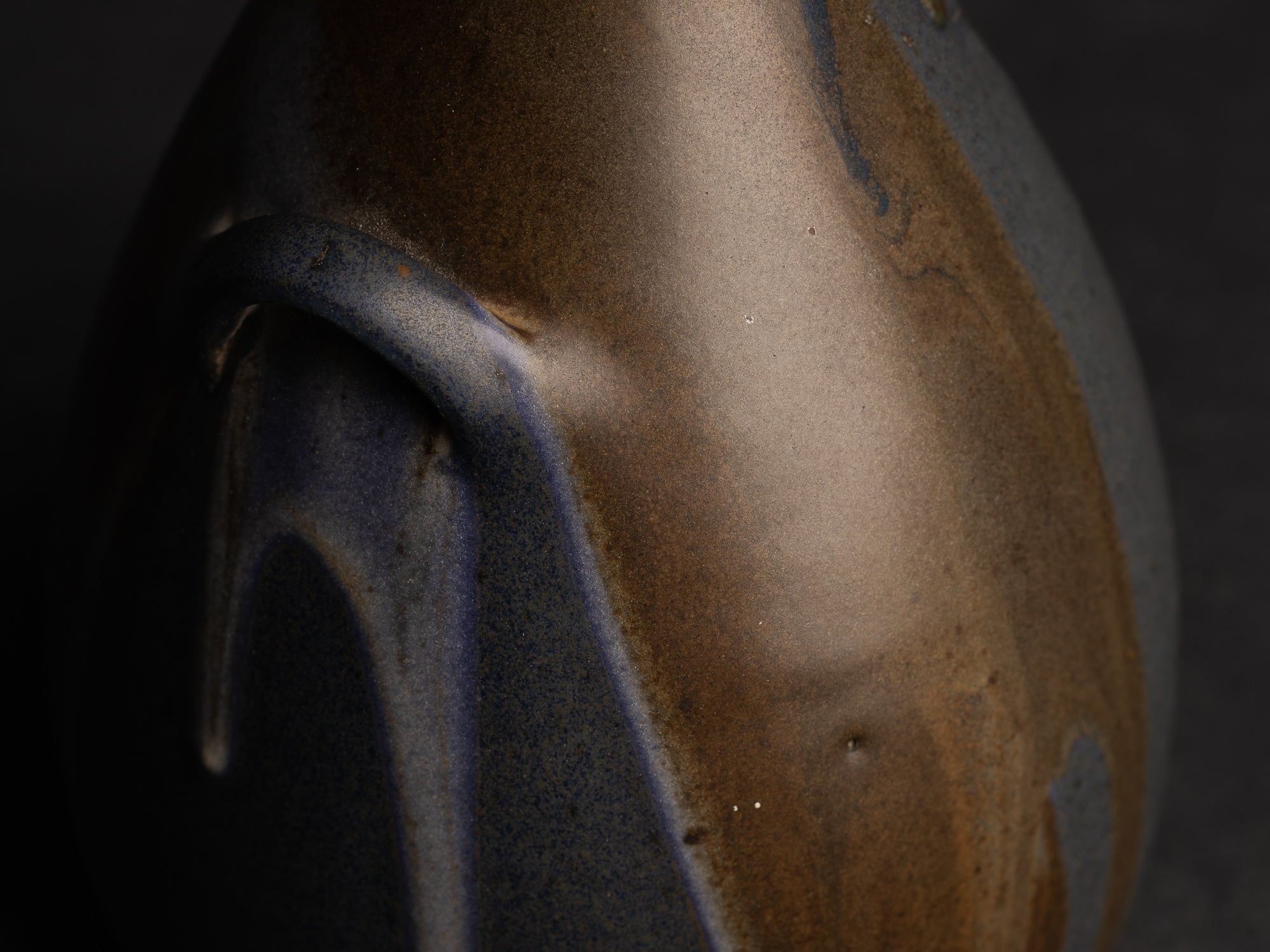 Vase bouteille ansé en grès de Léon Pointu, Atelier Pointu, France (vers 1925-35)..School of Carriès stoneware handled bottle vase by Léon Pointu, Atelier Pointu, France (circa 1925-35)