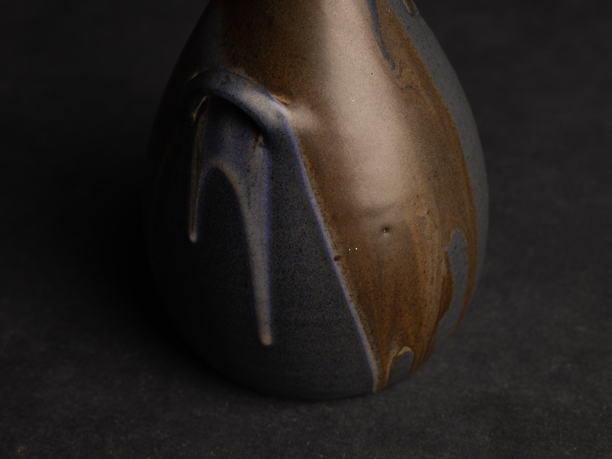 Vase bouteille ansé en grès de Léon Pointu, Atelier Pointu, France (vers 1925-35)..School of Carriès stoneware handled bottle vase by Léon Pointu, Atelier Pointu, France (circa 1925-35)