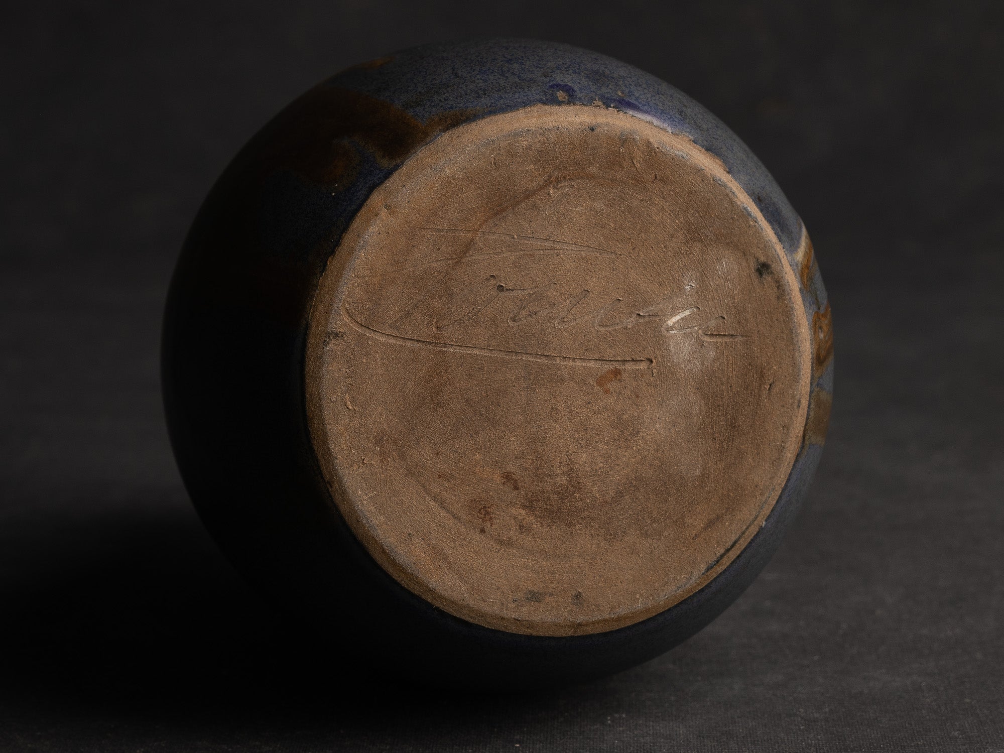 Vase bouteille ansé en grès de Léon Pointu, Atelier Pointu, France (vers 1925-35)..School of Carriès stoneware handled bottle vase by Léon Pointu, Atelier Pointu, France (circa 1925-35)