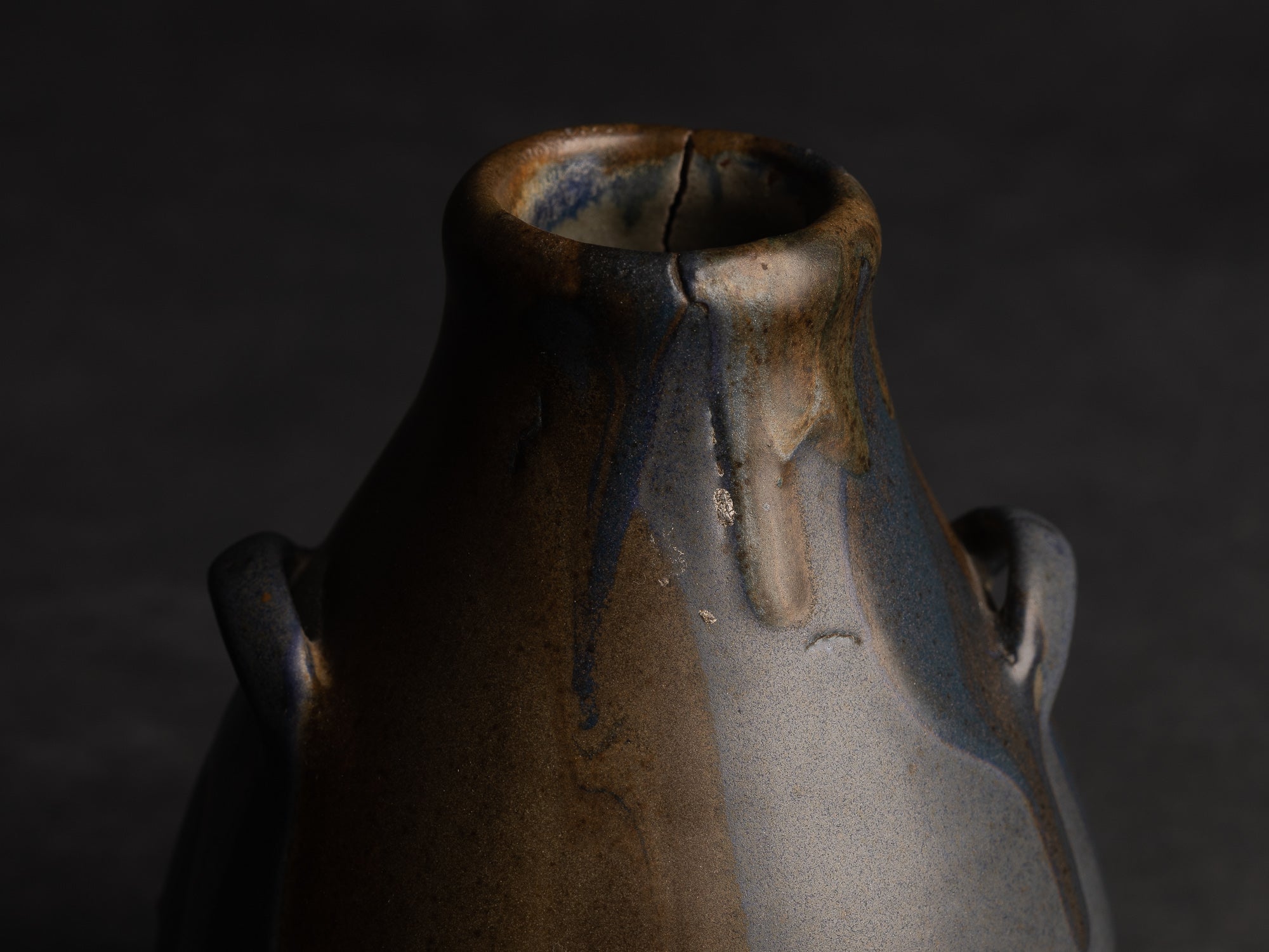 Vase bouteille ansé en grès de Léon Pointu, Atelier Pointu, France (vers 1925-35)..School of Carriès stoneware handled bottle vase by Léon Pointu, Atelier Pointu, France (circa 1925-35)