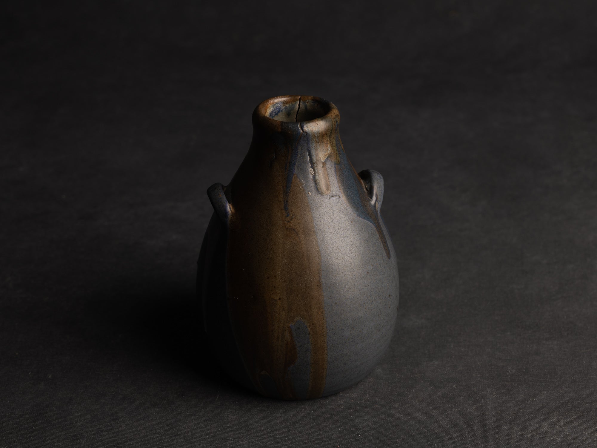 Vase bouteille ansé en grès de Léon Pointu, Atelier Pointu, France (vers 1925-35)..School of Carriès stoneware handled bottle vase by Léon Pointu, Atelier Pointu, France (circa 1925-35)