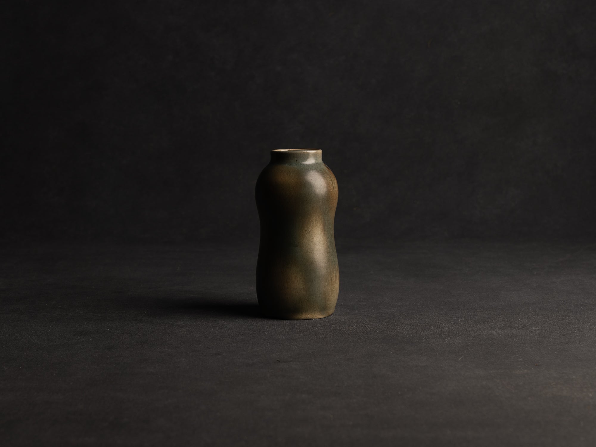 Vase bilobé en grès "fourrure de lièvre" de Jean Pointu, Atelier Pointu, France (vers 1906-10)..School of Carriès stoneware gourd-shaped vase by Jean Pointu, Atelier Pointu, France (circa 1906-10)