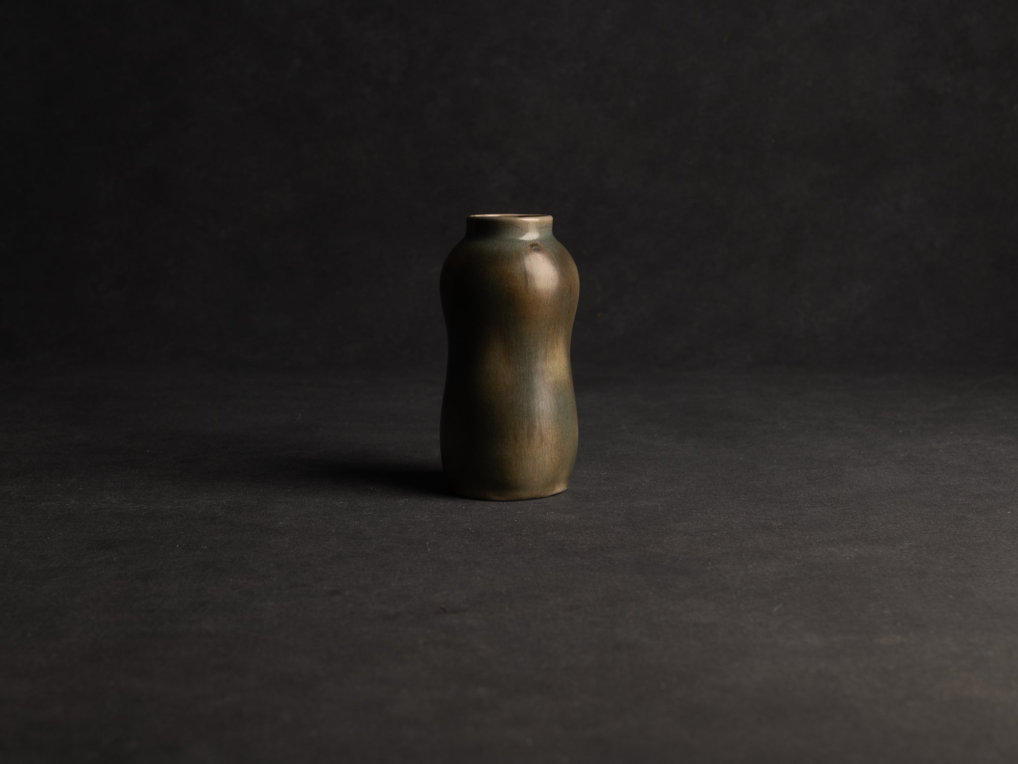 Vase bilobé en grès "fourrure de lièvre" de Jean Pointu, Atelier Pointu, France (vers 1906-10)..School of Carriès stoneware gourd-shaped vase by Jean Pointu, Atelier Pointu, France (circa 1906-10)