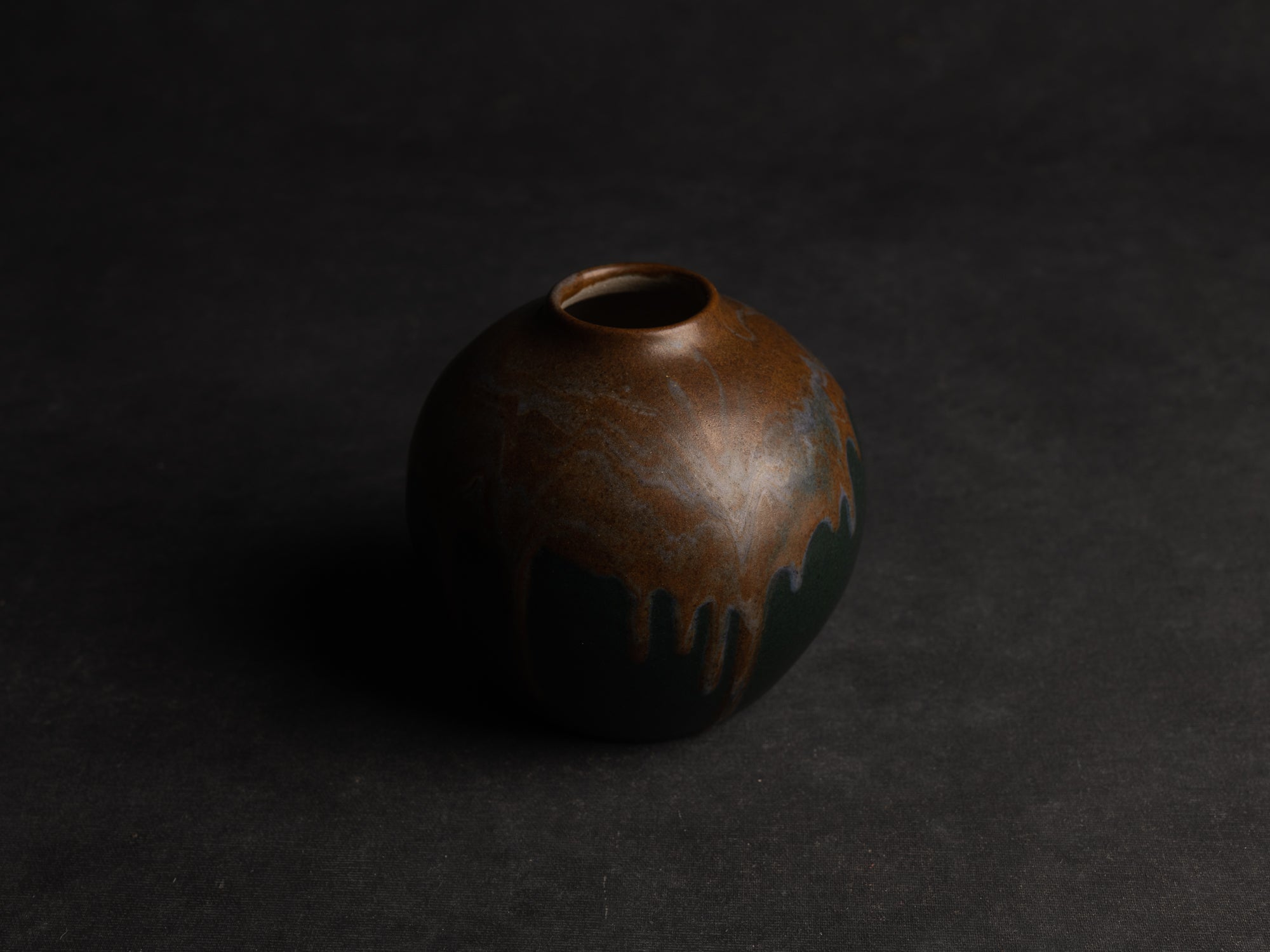 Vase boule en grès de Léon Pointu, Atelier Pointu, France (vers 1910-25)..School of Carriès Stoneware ball-shaped vase by Léon Pointu, Atelier Pointu, France (circa 1910-25)