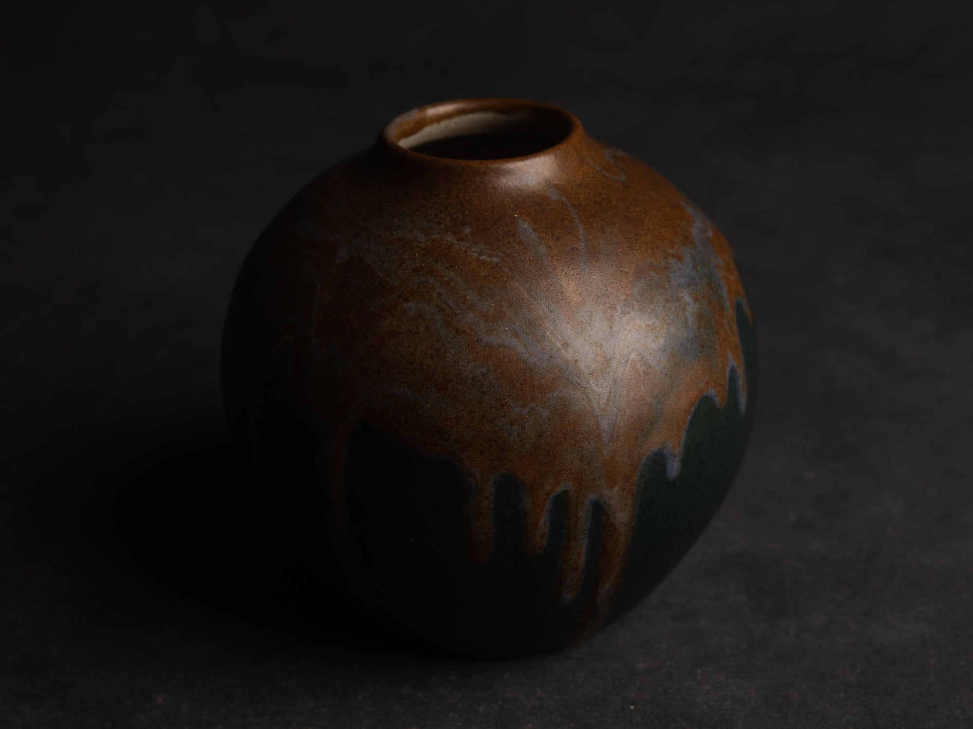 Vase boule en grès de Léon Pointu, Atelier Pointu, France (vers 1910-25)..School of Carriès Stoneware ball-shaped vase by Léon Pointu, Atelier Pointu, France (circa 1910-25)